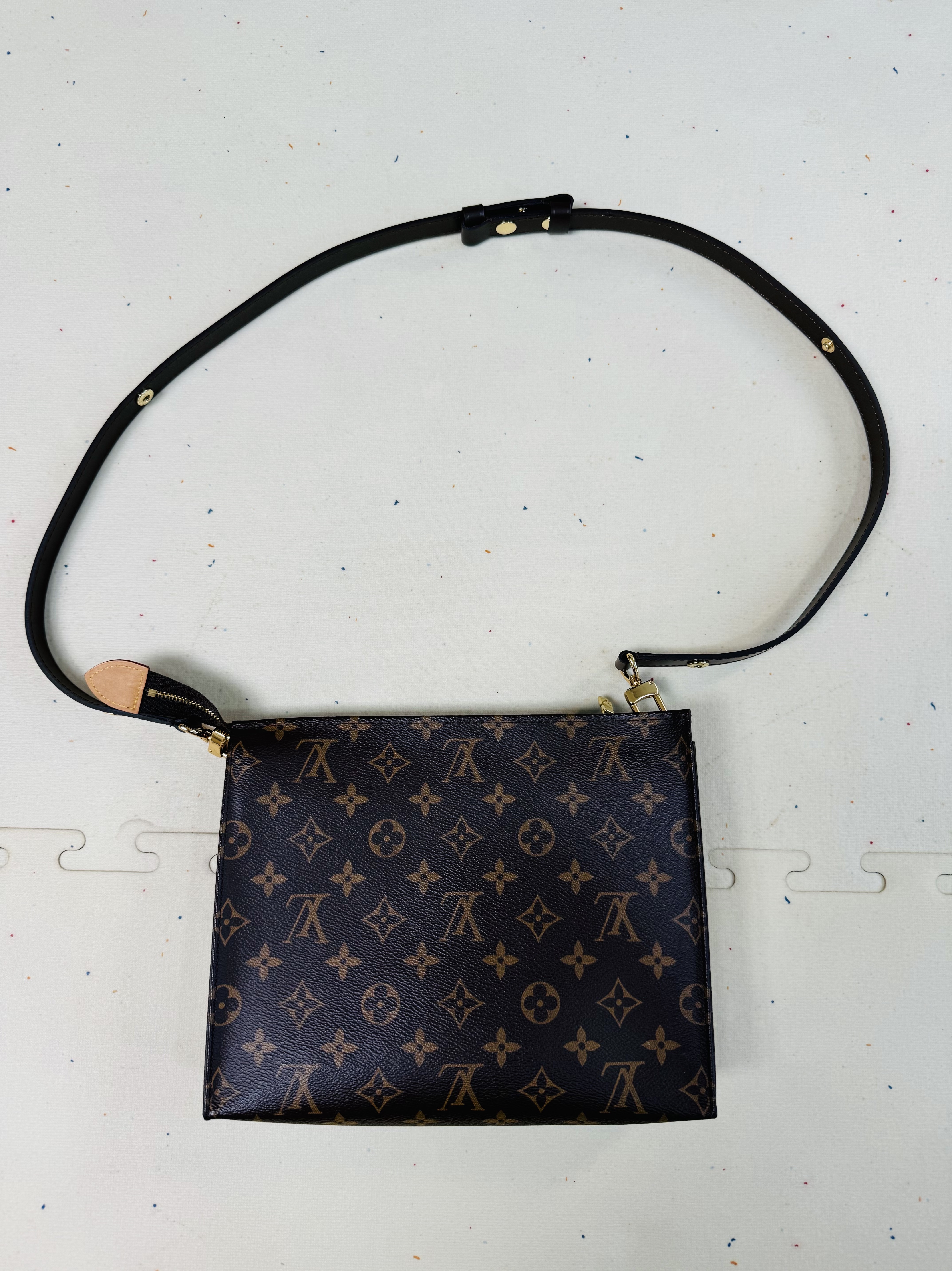 Louis Vuitton Toiletry Pouch 26 Monogram 착용 스타일 - 2