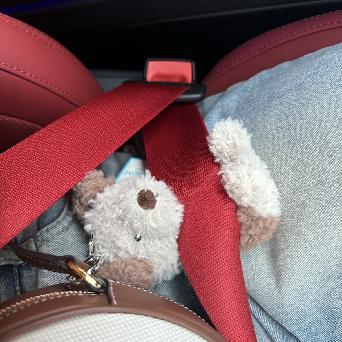Jellycat Little Pup Bag Charm Nougat Chocolate 착용 스타일 - 1