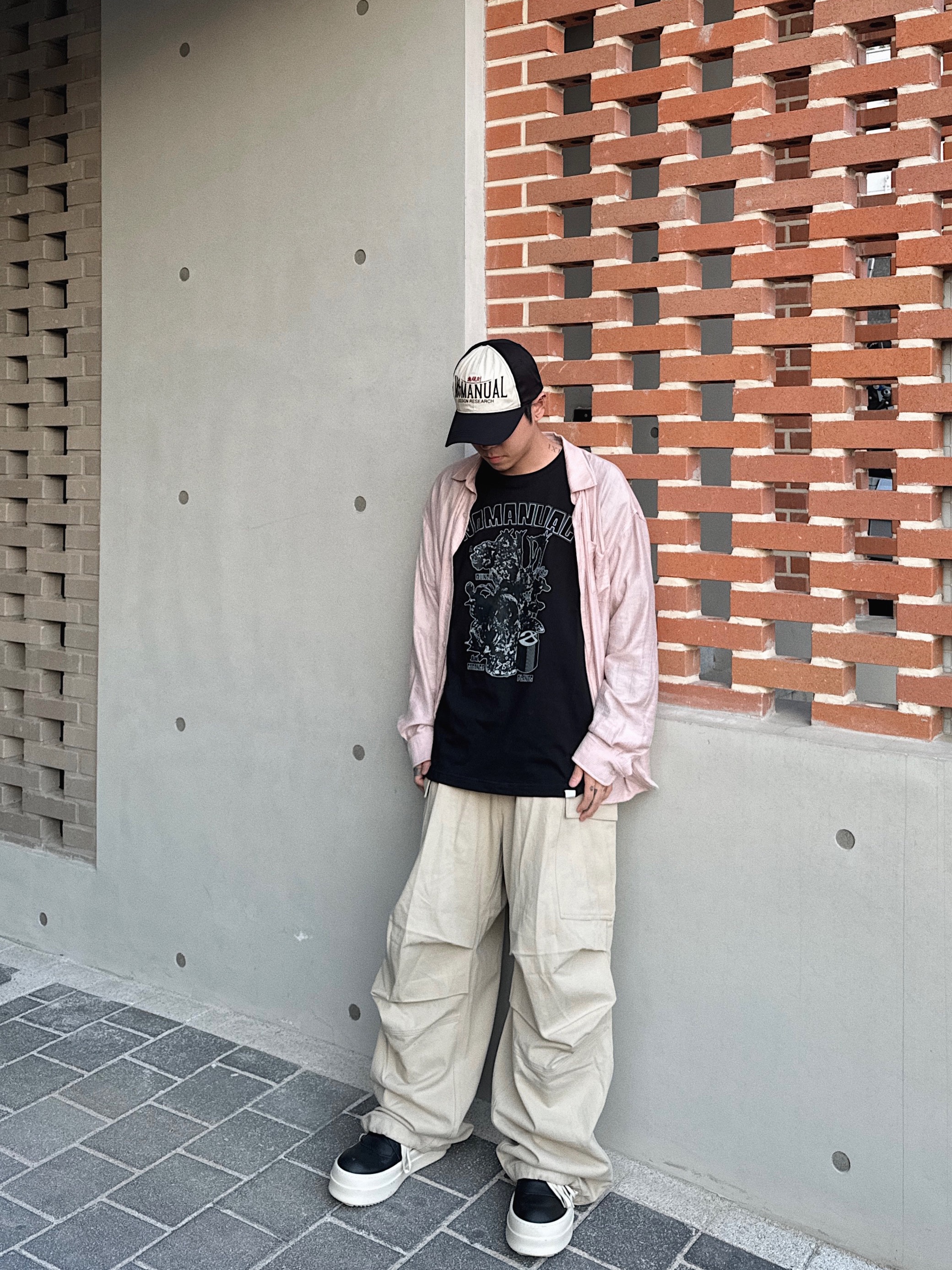 Nonnod Side Zip Cargo Pants Beige, Rick Owens Geobasket Full Grain Calf Leather Strobe Sneakers Black Milk White 착용 스타일 - 6