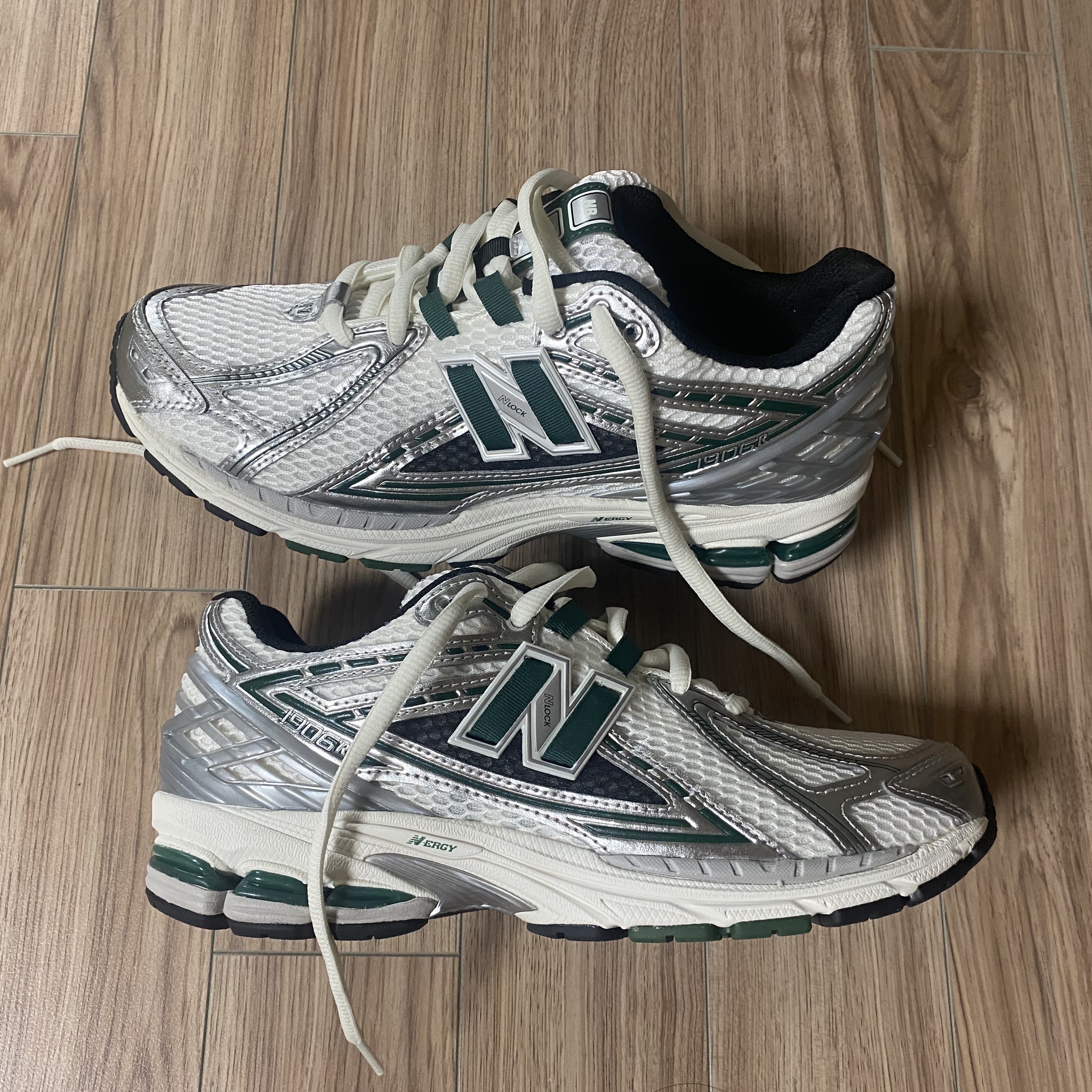 New Balance 1906R Silver Metallic Green 착용 스타일