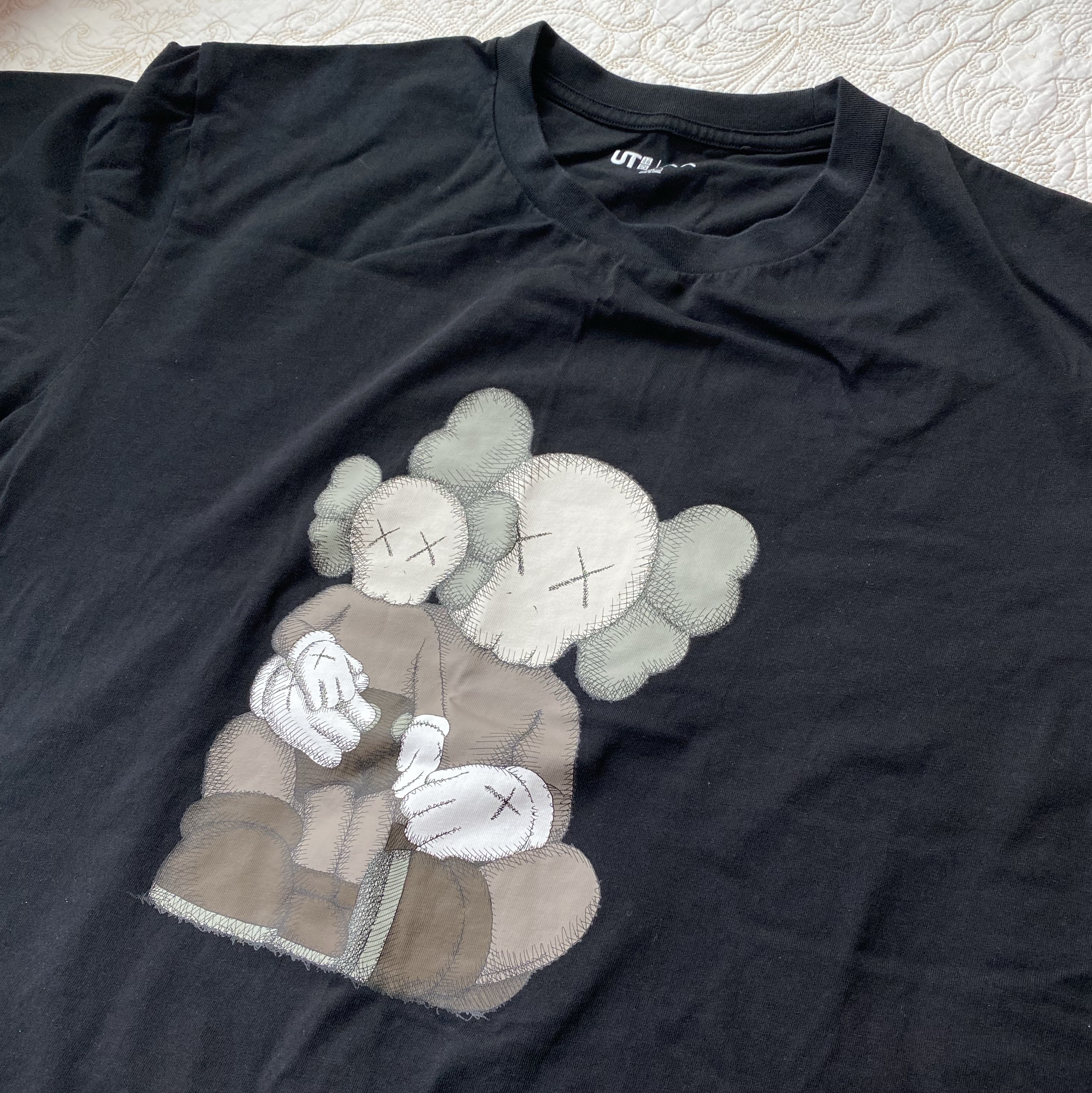 Uniqlo UT x Kaws Short Sleeve Graphic T-Shirt Black 착용 스타일