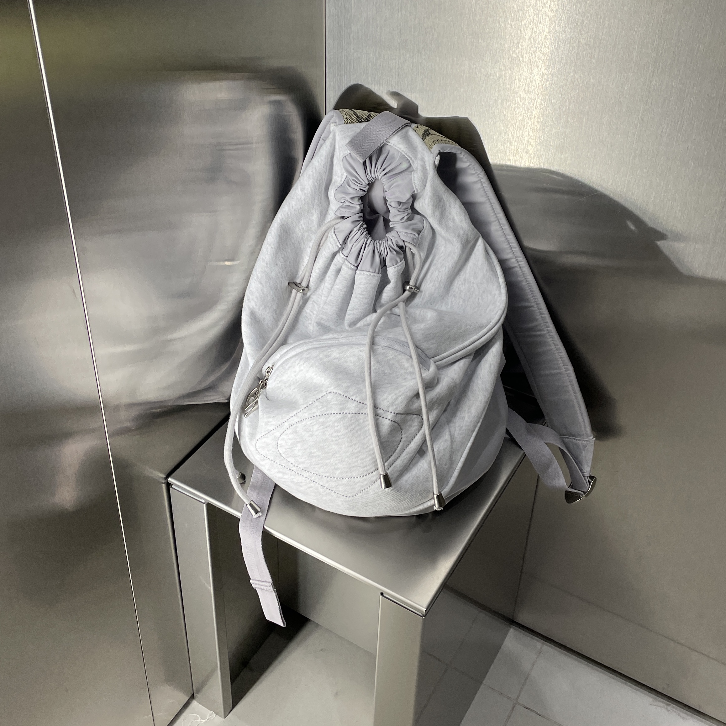 Mischief Drawstring Duffle Bag Light Melange Grey 착용 스타일