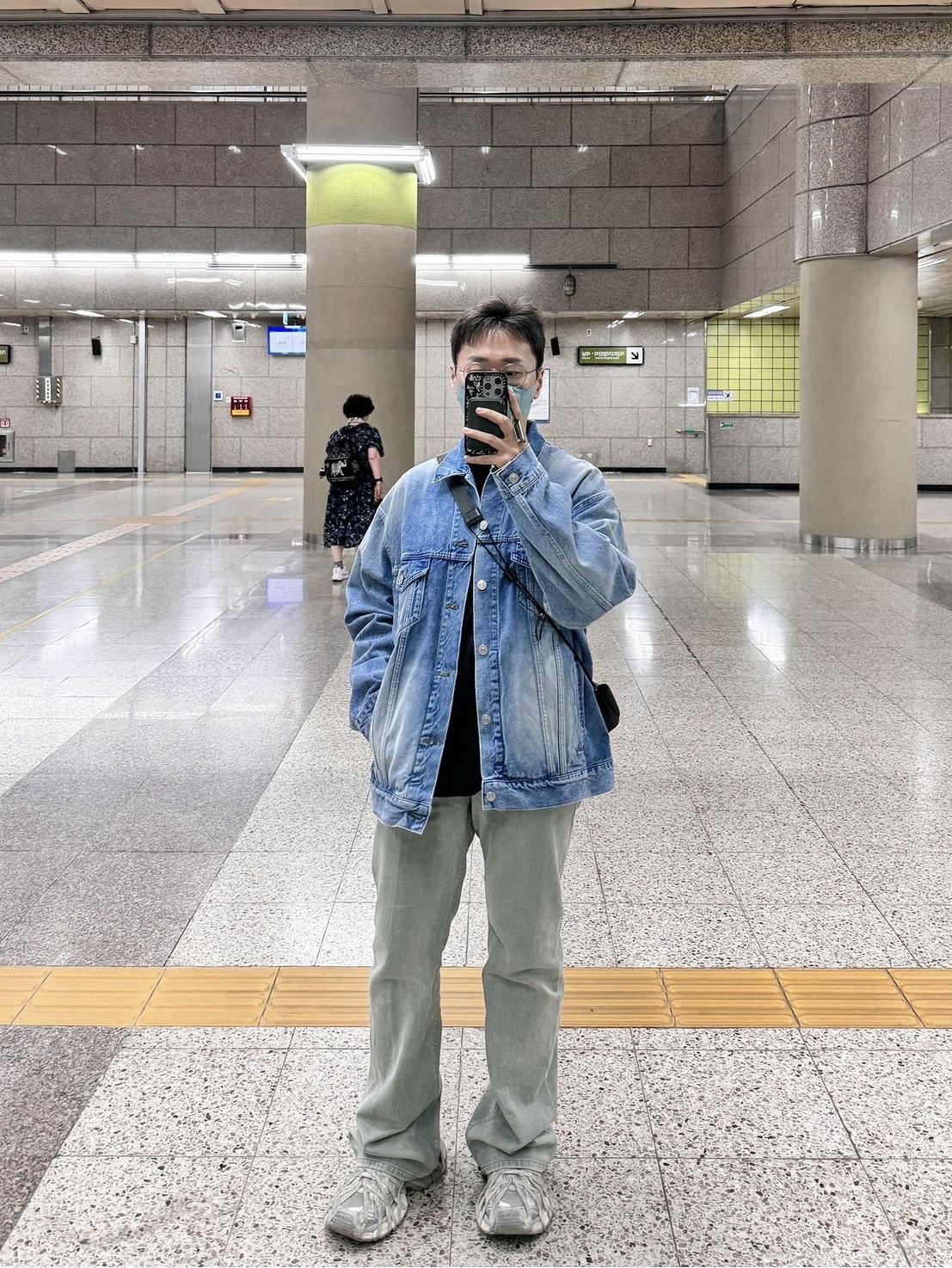 (W) Balenciaga Spray Paint Logo Jacket Denim, Wooyoungmi Luminous Jellyfish Back Logo T-Shirt Black - 24SS 착용 스타일 - 3