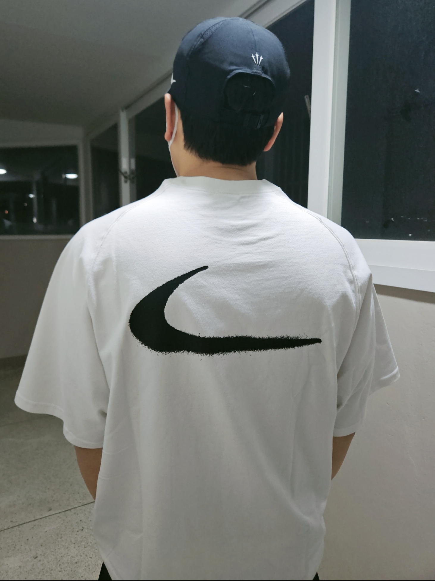 Nike x Drake Nocta Club Cap Black, Nike x Off-White NRG Short Sleeve T-Shirt White 착용 스타일
