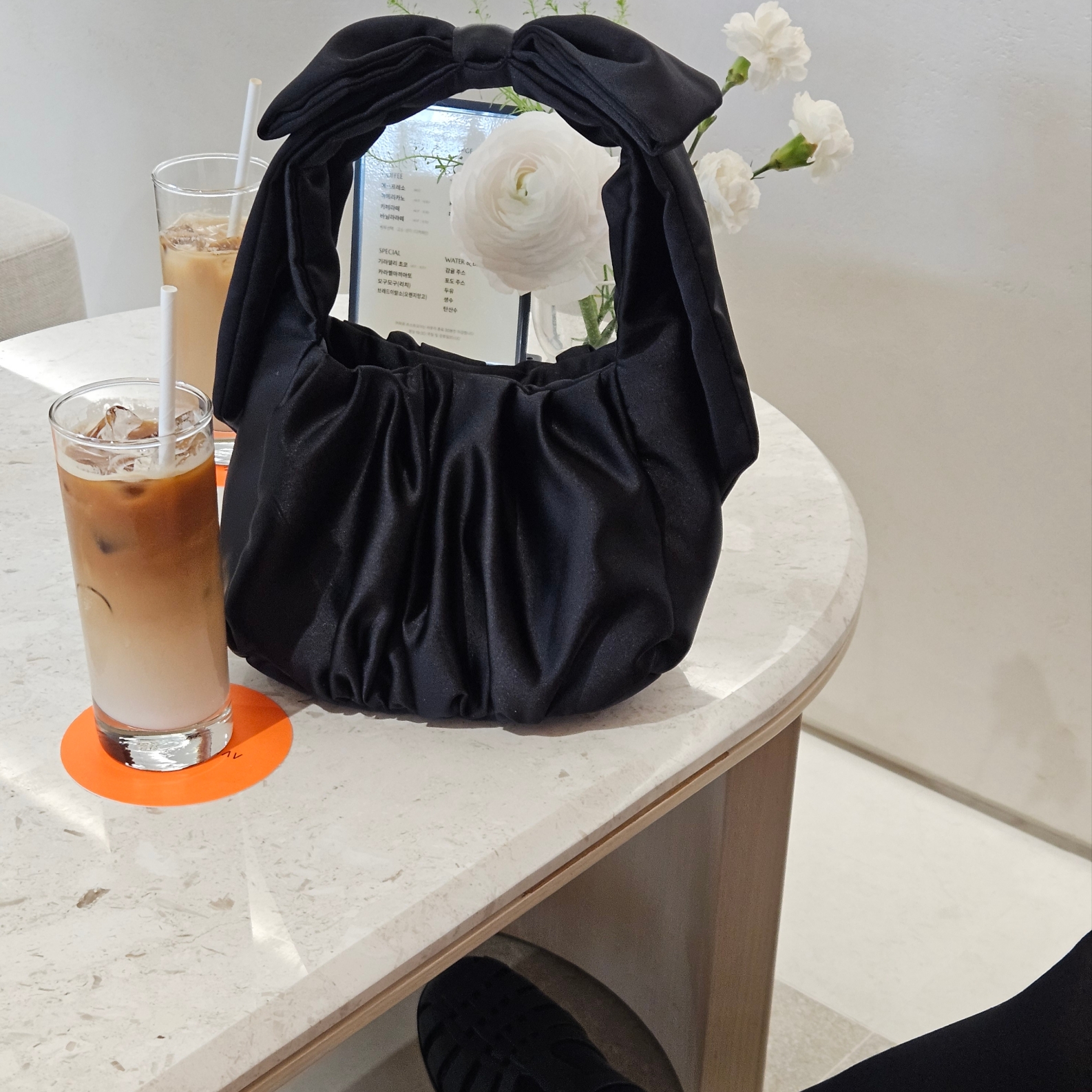 (W) Melissa Possession Matte Black, & Other Stories Satin Bow Bag Black 착용 스타일 - 2