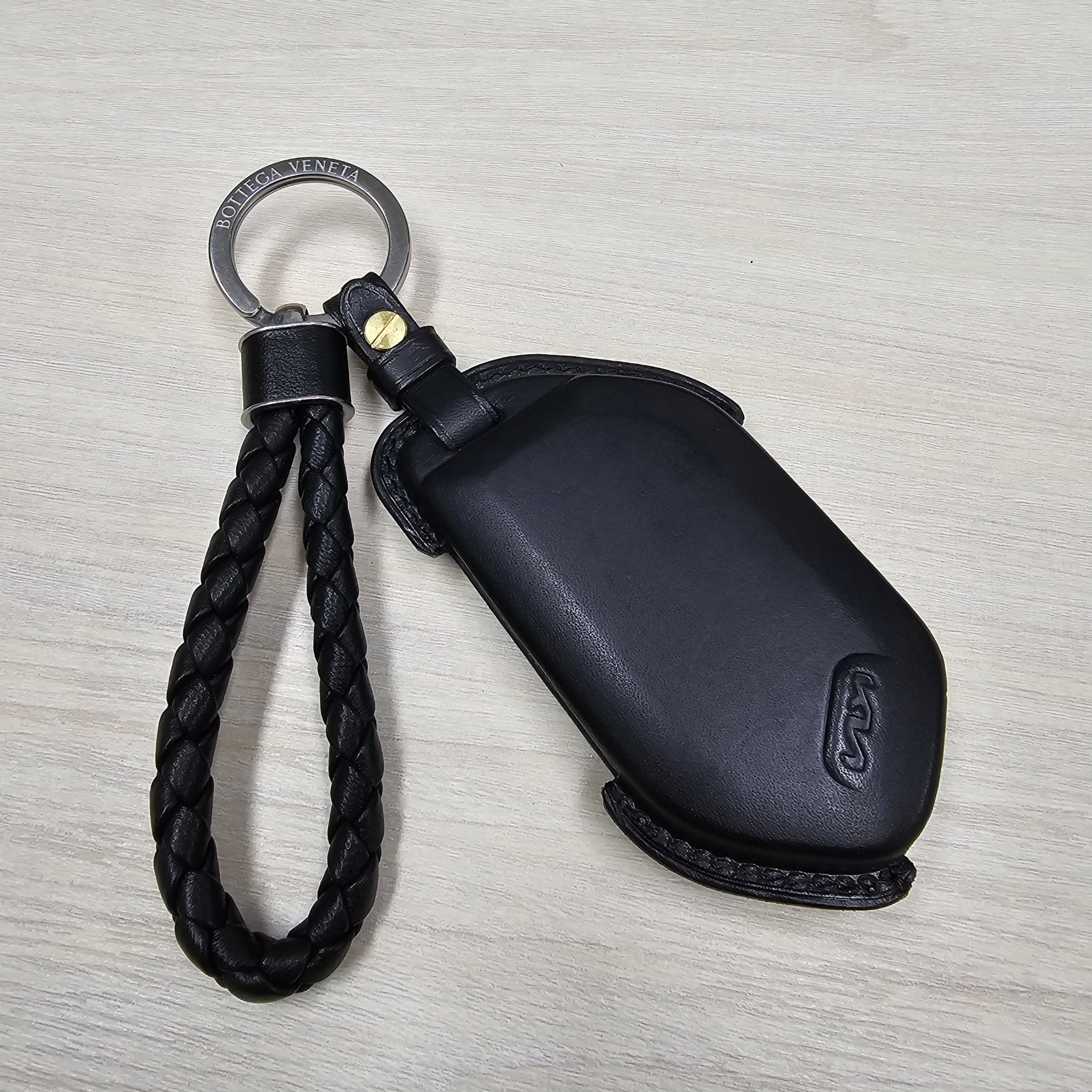 Bottega Veneta Intreccio Keyring Black 착용 스타일