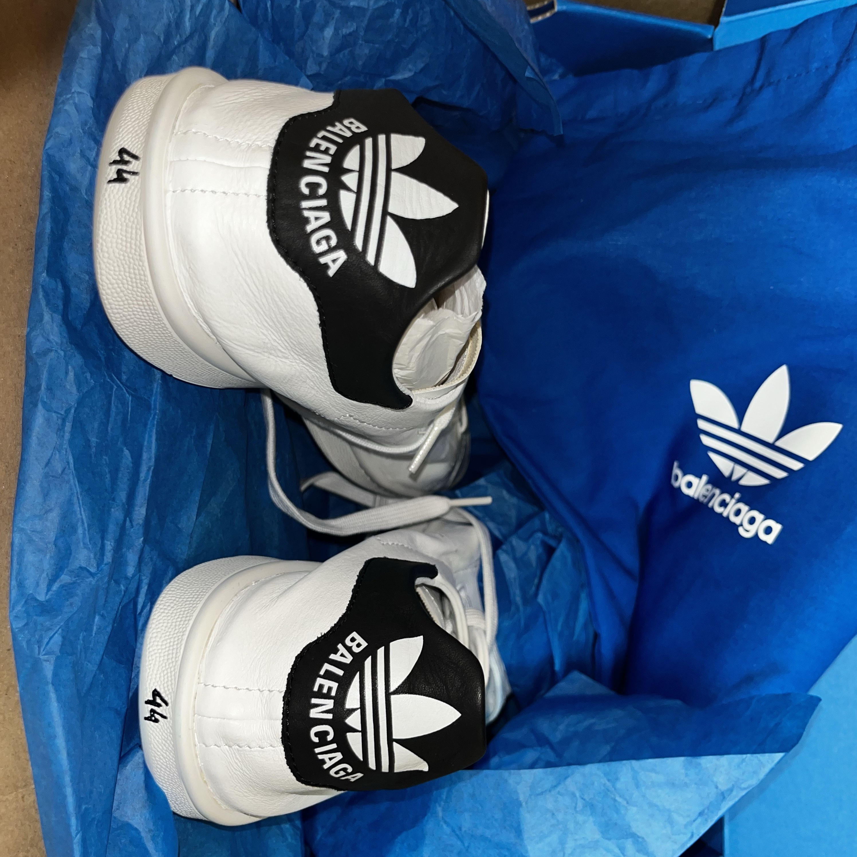 Balenciaga x Adidas Stan Smith Off White 착용 스타일