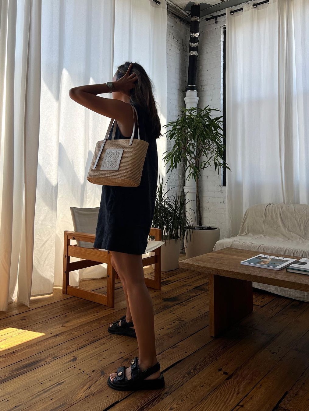 Loewe Basket Bag in Palm Leaf and Calfskin Natural Tan, Loewe Basket Bag In Palm Leaf and Calfskin Natural White 착용 스타일 - 4
