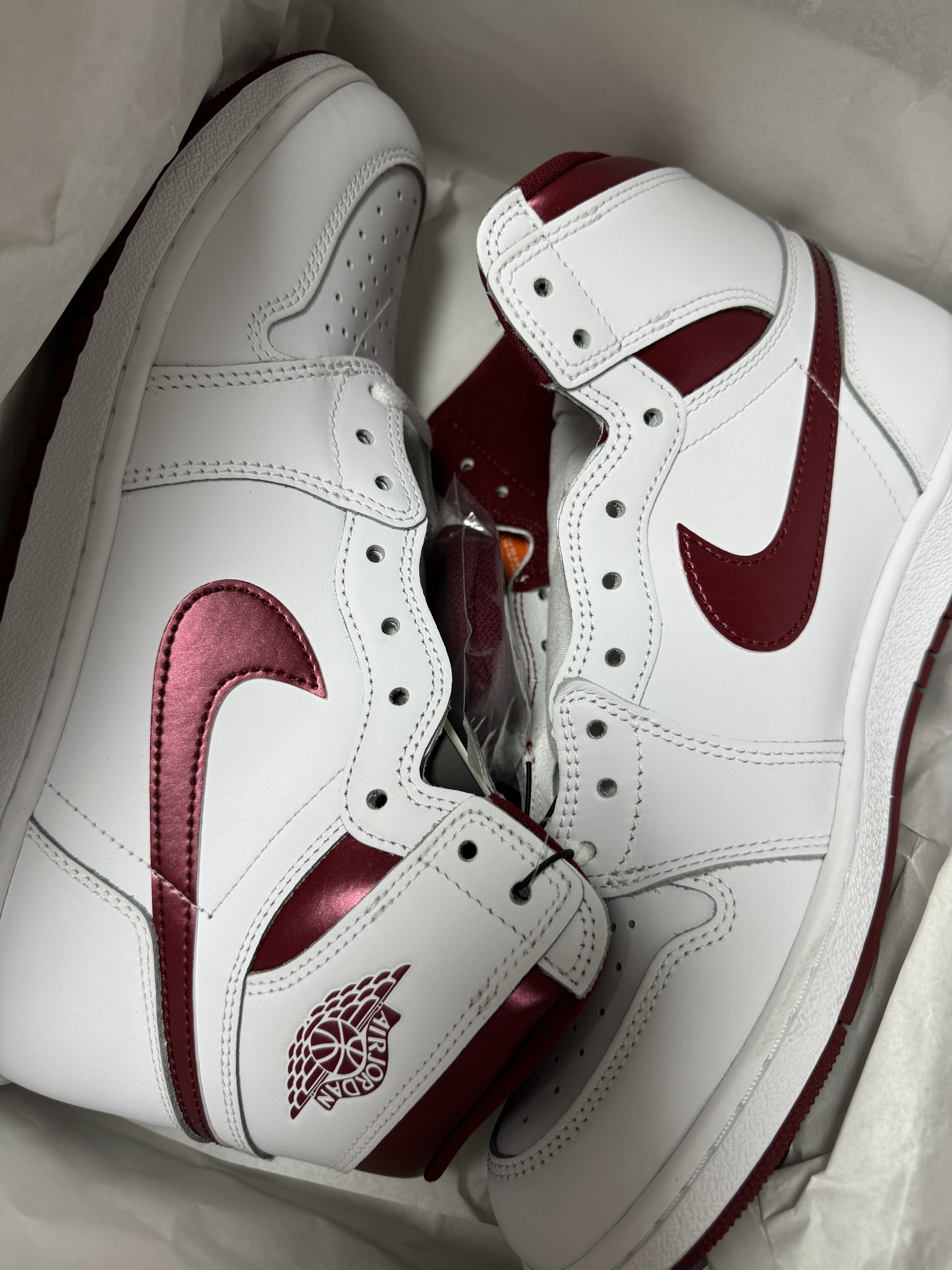 Jordan 1 High 85 Metallic Burgundy 착용 스타일