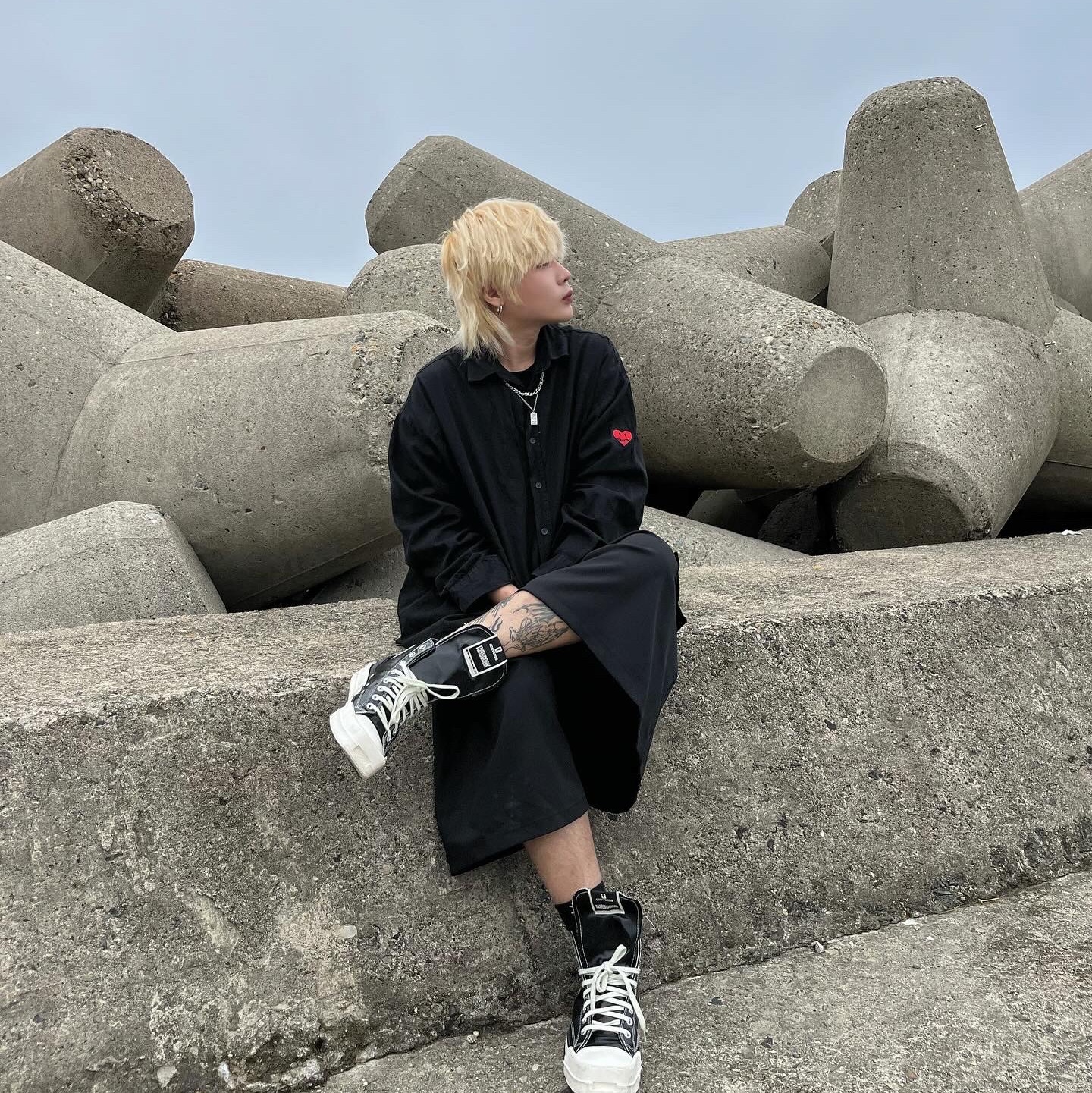 Converse x Drkshdw Turbodrk Chuck 70 Hi Black Lacquered Denim 착용 스타일 - 4