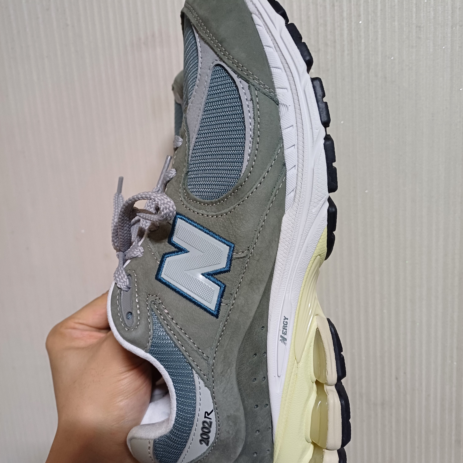 New Balance 2002R Cool Grey 착용 스타일 - 2