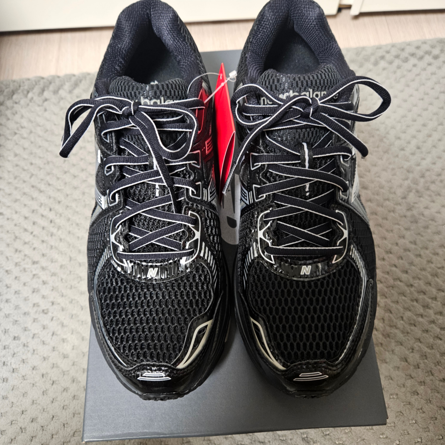 New Balance 860v2 Black Grey 착용 스타일 - 1