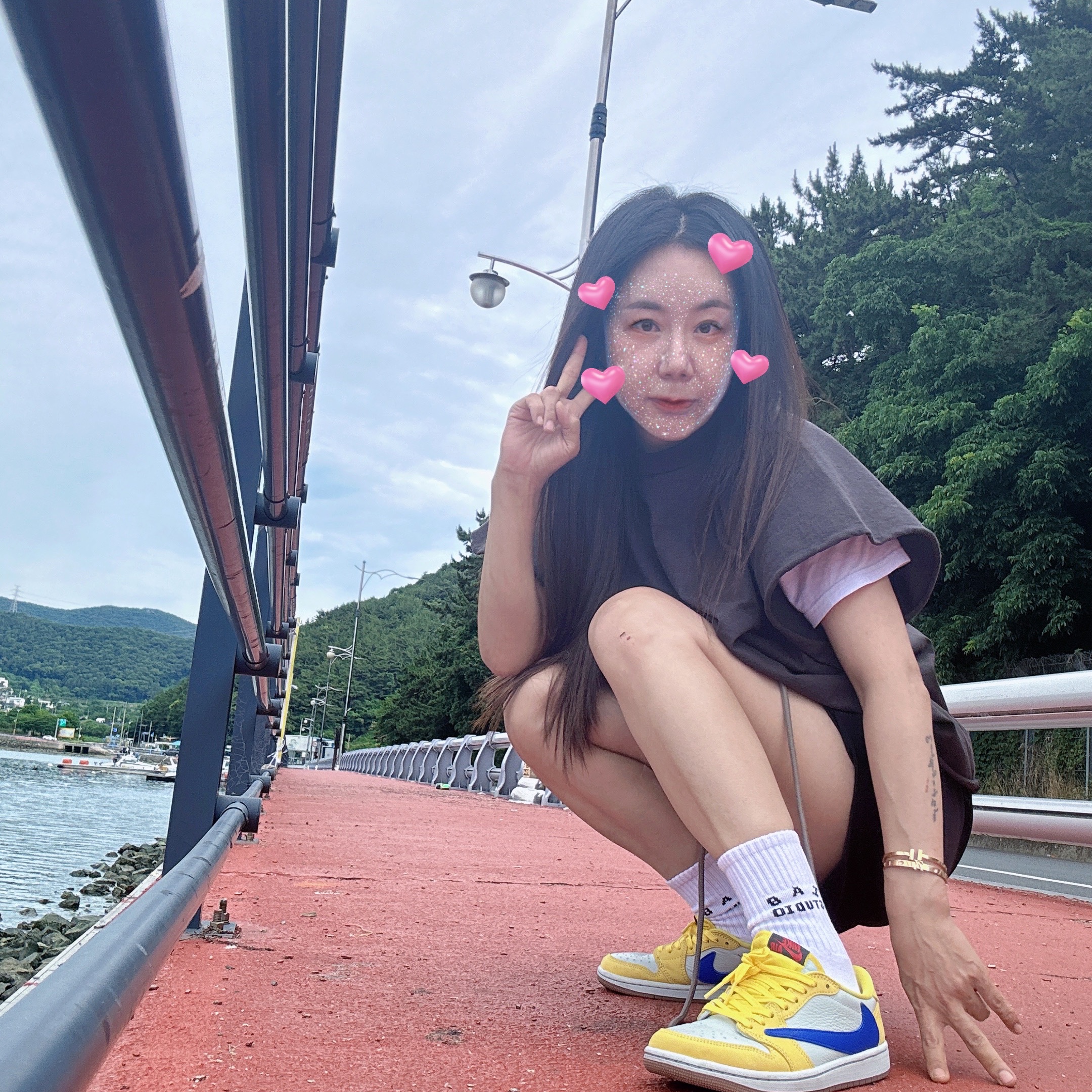 (W) Jordan 1 x Travis Scott Retro Low OG SP Canary, Yeezy One Box T-Shirt Black 착용 스타일 - 2