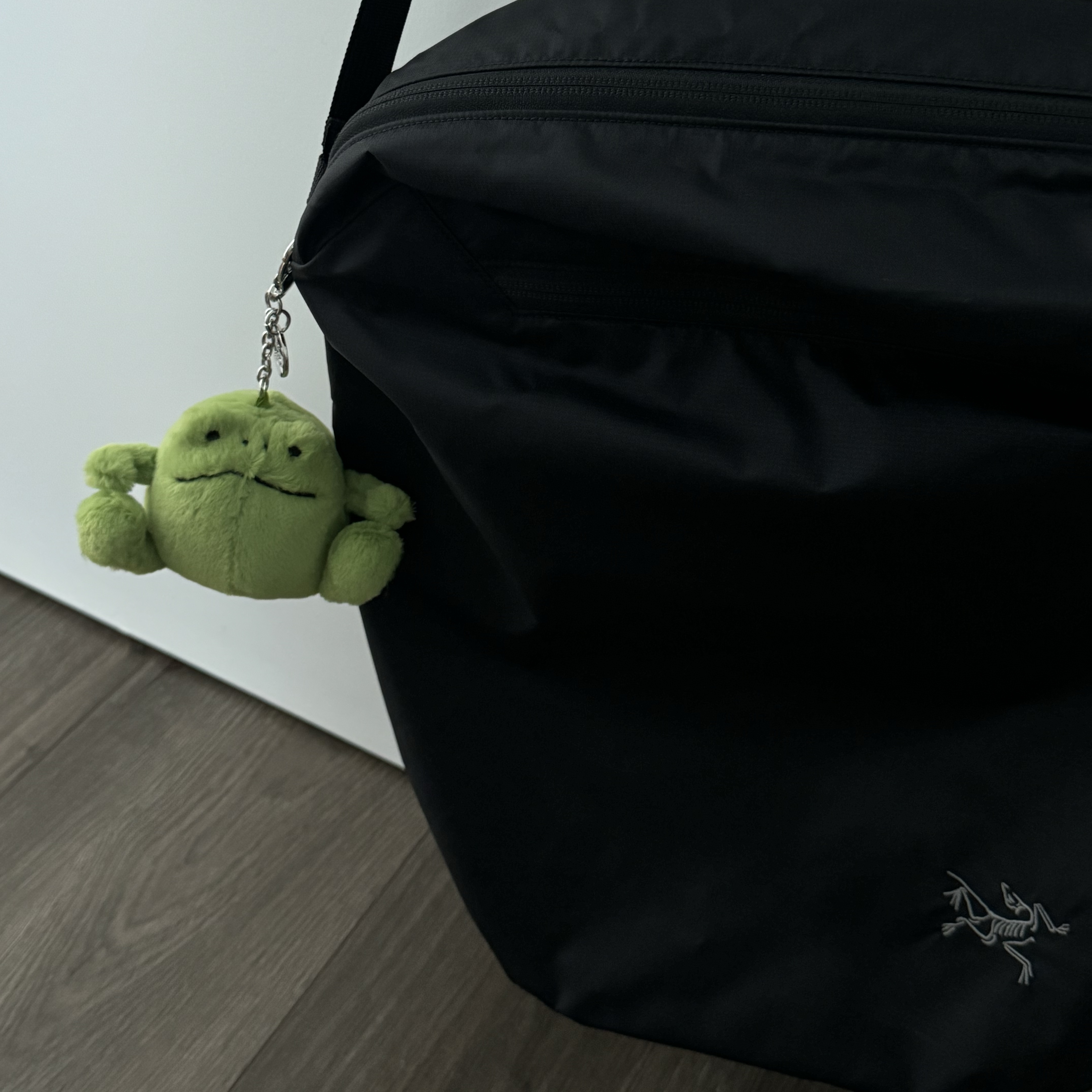 Jellycat Ricky Rain Frog Bag Charm Green 착용 스타일