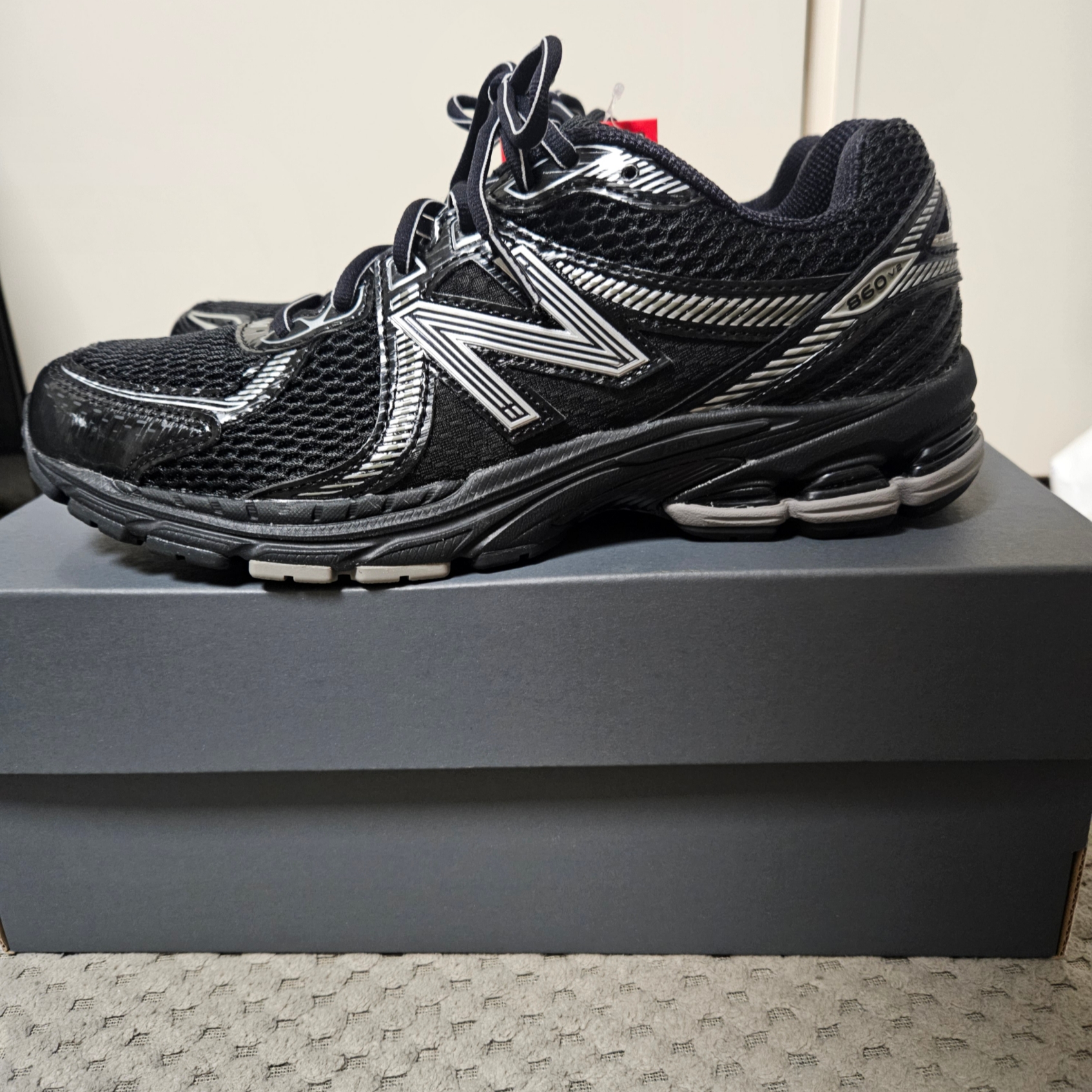 New Balance 860v2 Black Grey 착용 스타일 - 2