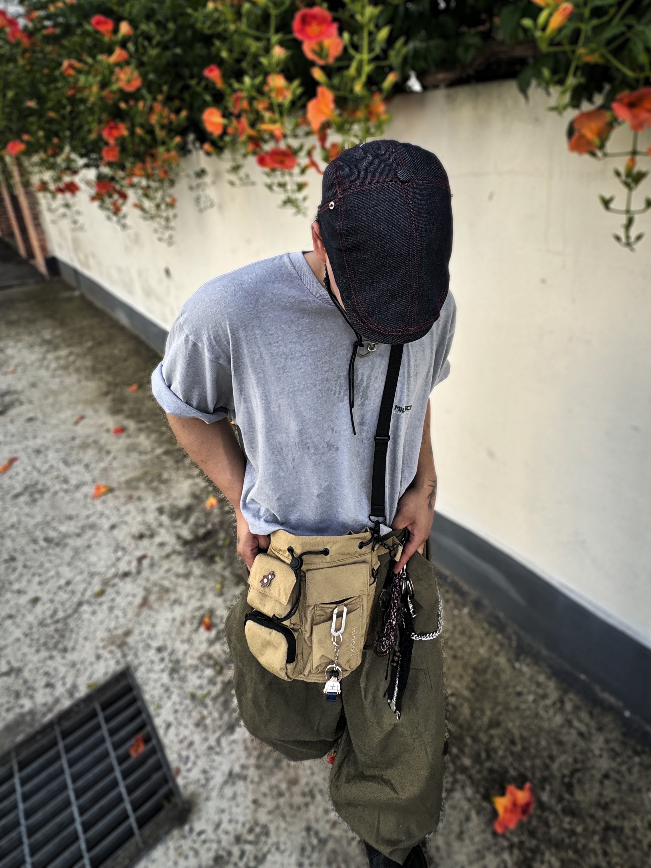 True Religion x KIRSH Stitch Point Denim Hunting Cap White Stitch, Our Legacy Ladon Leather Keychain Black 착용 스타일 - 2
