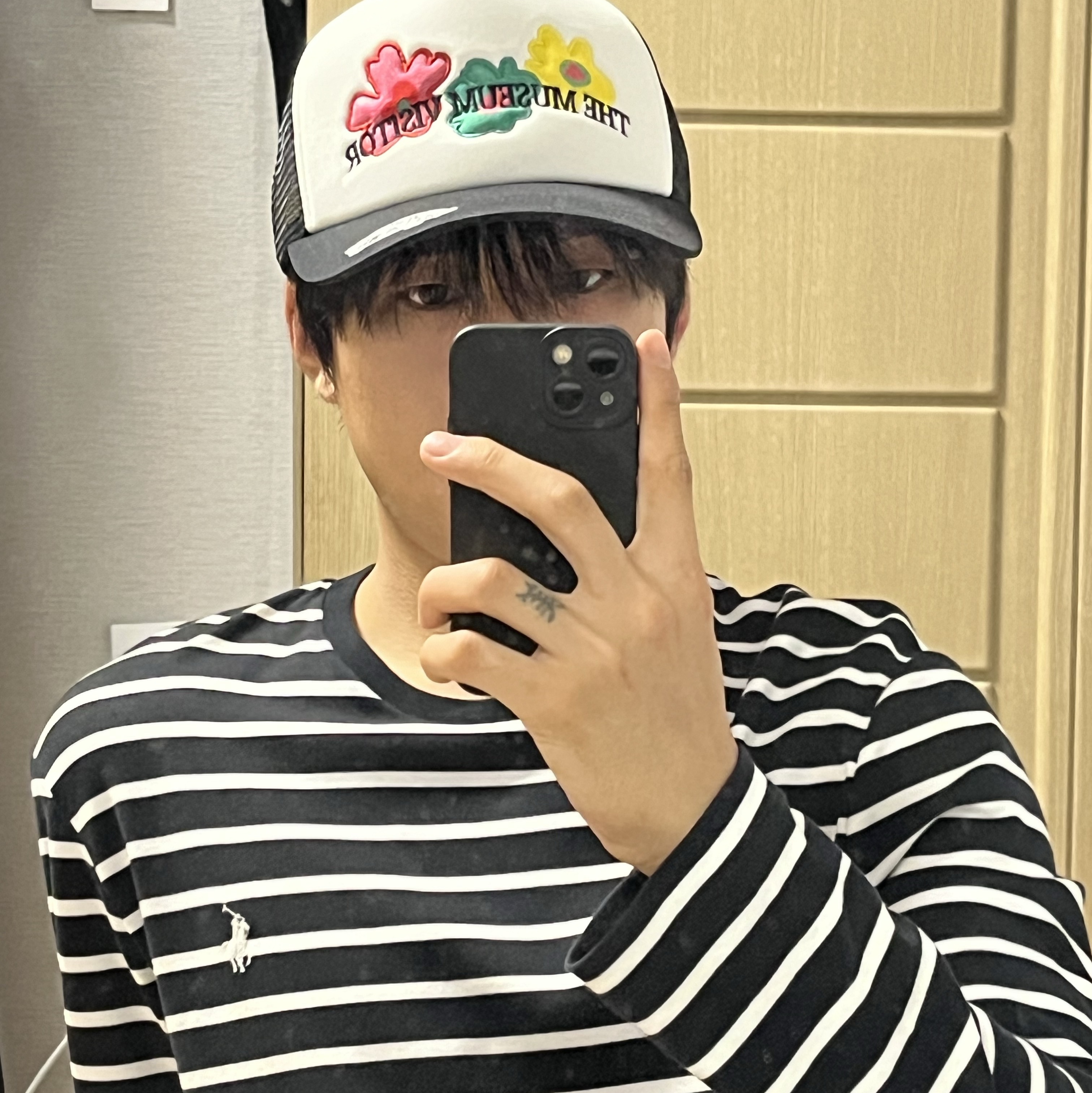 Vans x The Museum Visitor Floral Trucker Hat White 착용 스타일