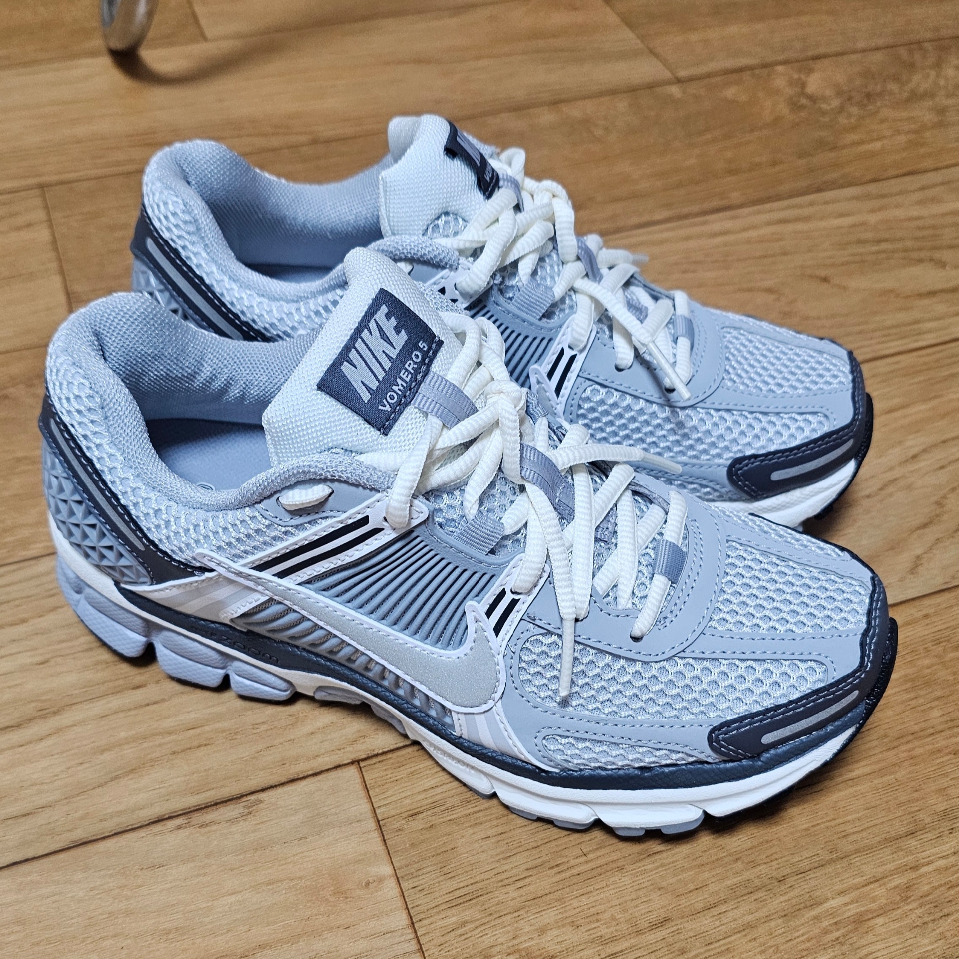 (W) Nike Zoom Vomero 5 Pure Platinum Metallic Silver 착용 스타일 - 1