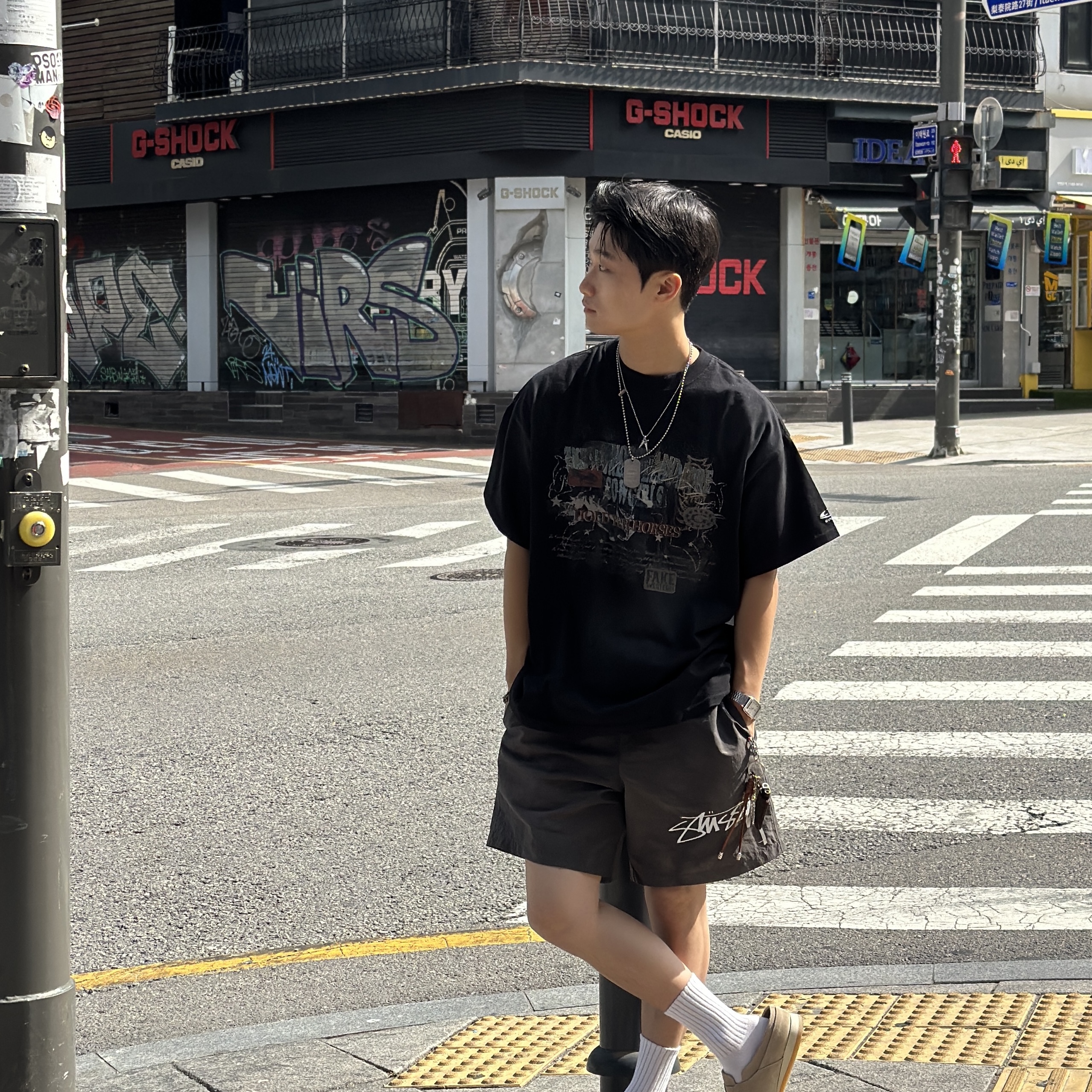 Stussy Wave Dye Nylon Shorts Black 착용 스타일 - 1