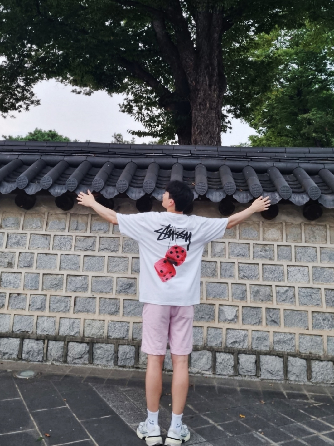 Stussy Fuzzy Dice T-Shirt White, Nike V2K Run Summit White Metallic Silver 착용 스타일