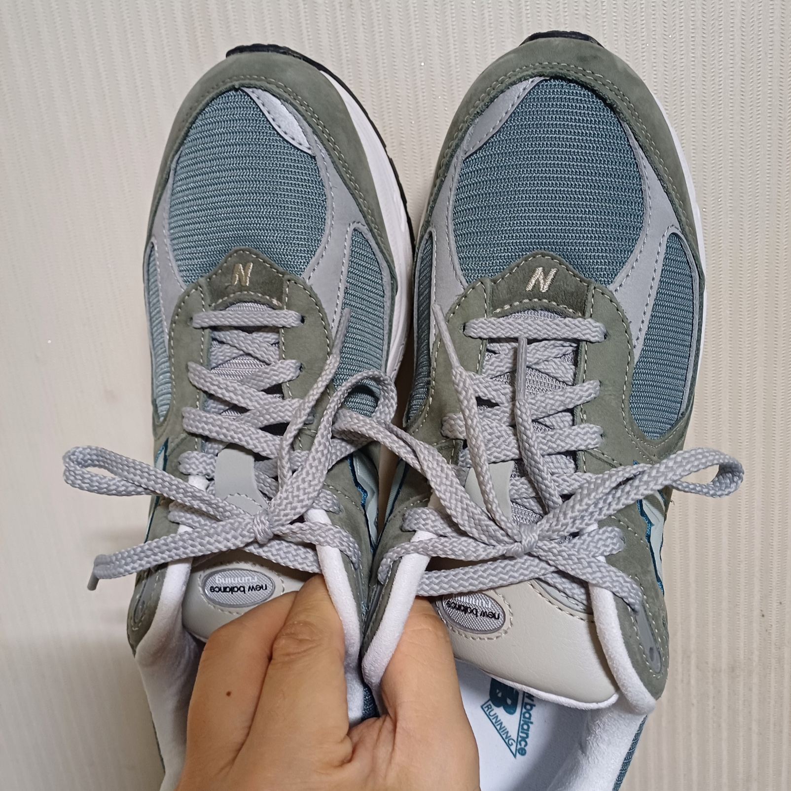 New Balance 2002R Cool Grey 착용 스타일 - 1
