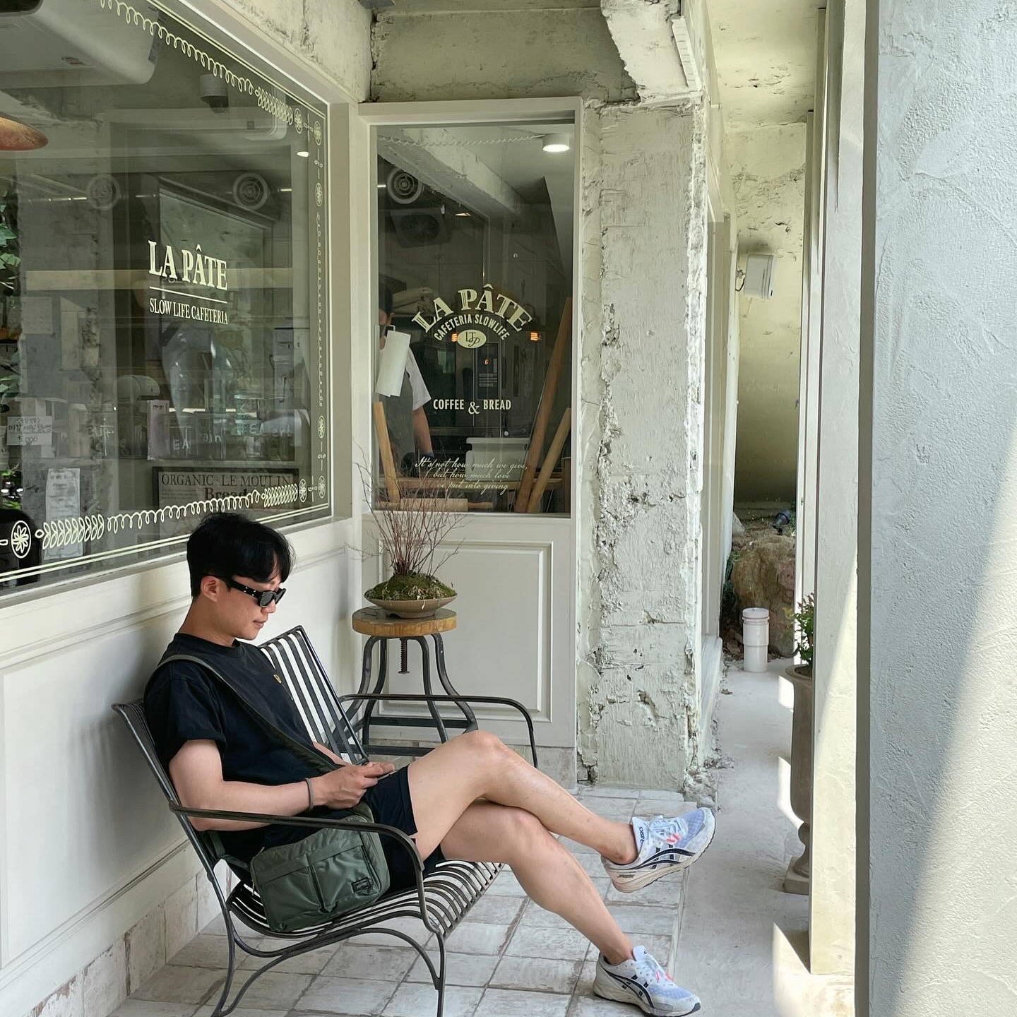 Gentle Monster x Maison Margiela MM004 Black Black, Porter Tanker Shoulder Bag S Sage Green 착용 스타일