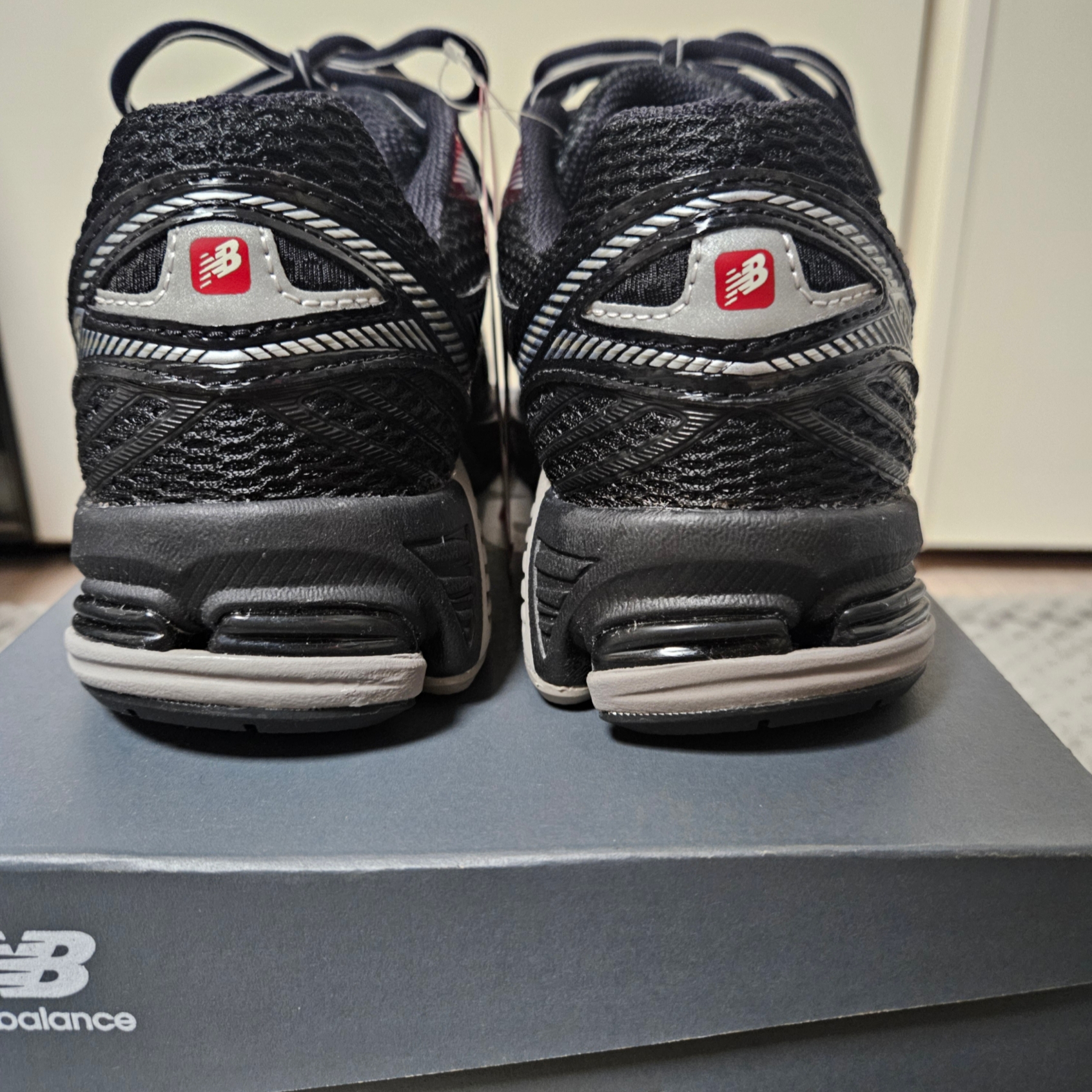 New Balance 860v2 Black Grey 착용 스타일 - 3