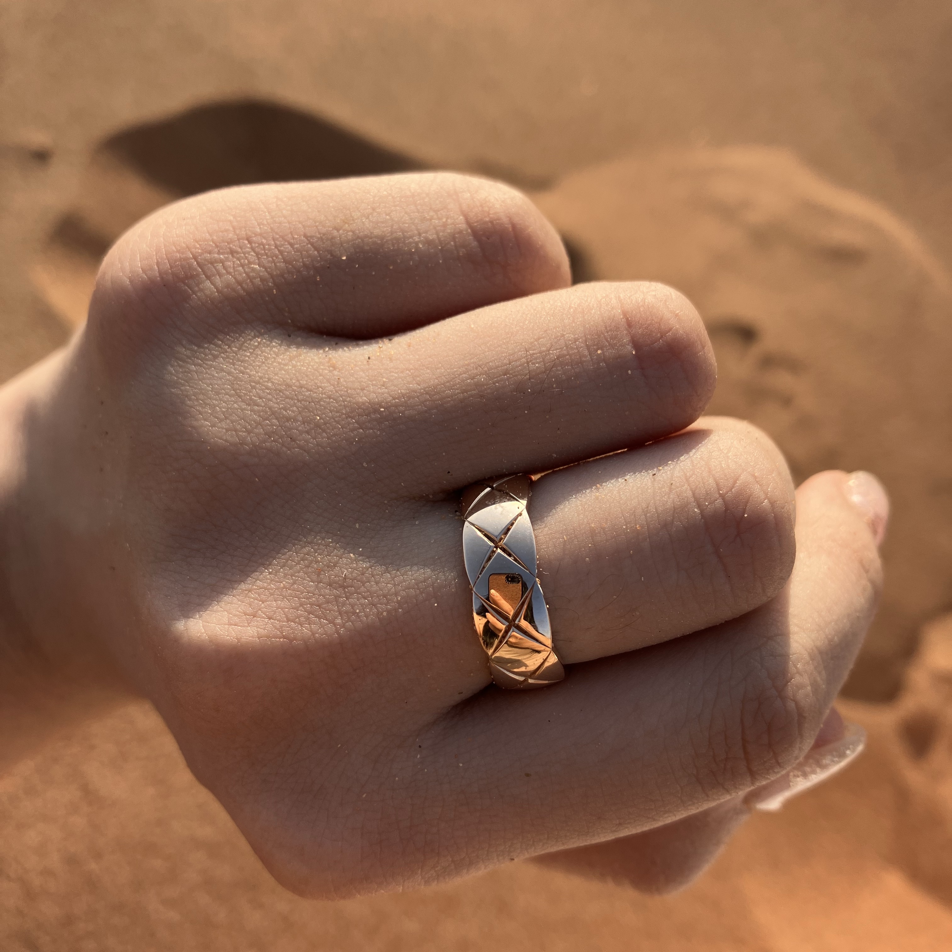 Chanel Coco Crush Ring Quilted Motif Small & 18K Beige Gold 착용 스타일
