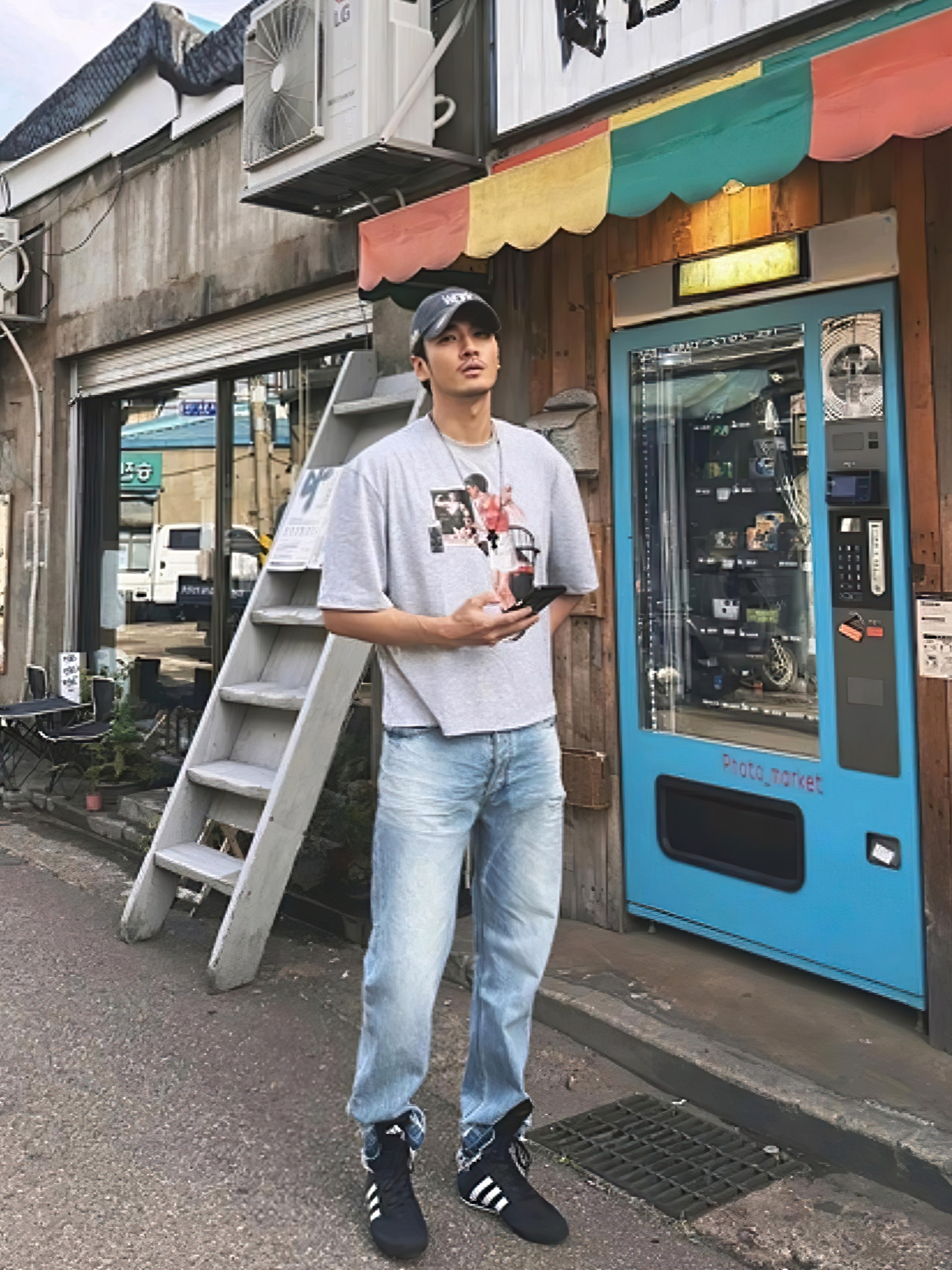Adidas Box Hog 2.0 Boots Core Black Cloud White, Celine Wesley Jeans in Zuma Wash Denim Zuma Wash 착용 스타일 - 2