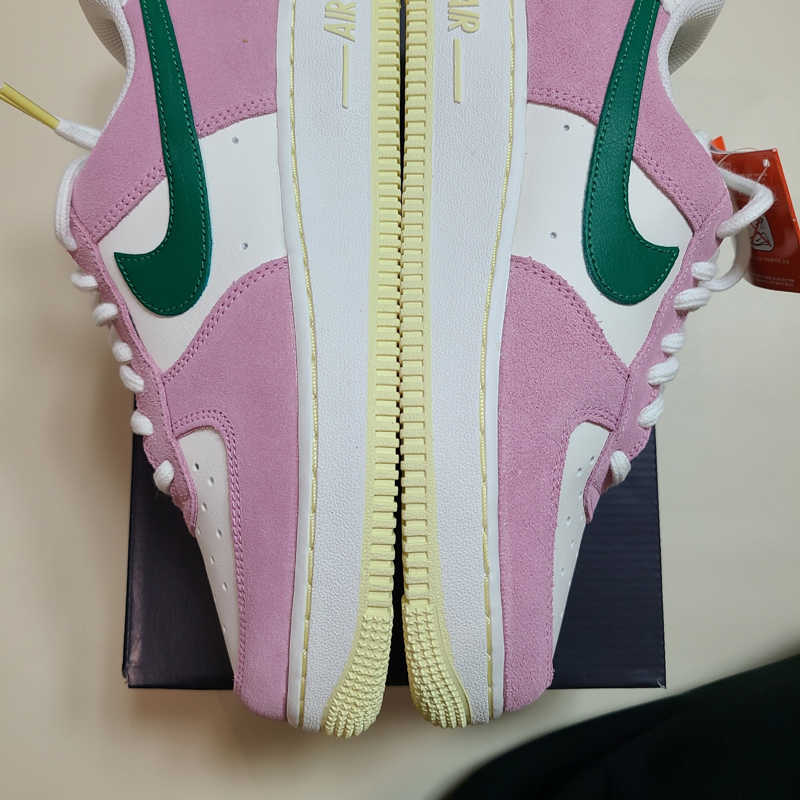 Nike Air Force 1 '07 Sail Medium Soft Pink 착용 스타일 - 3