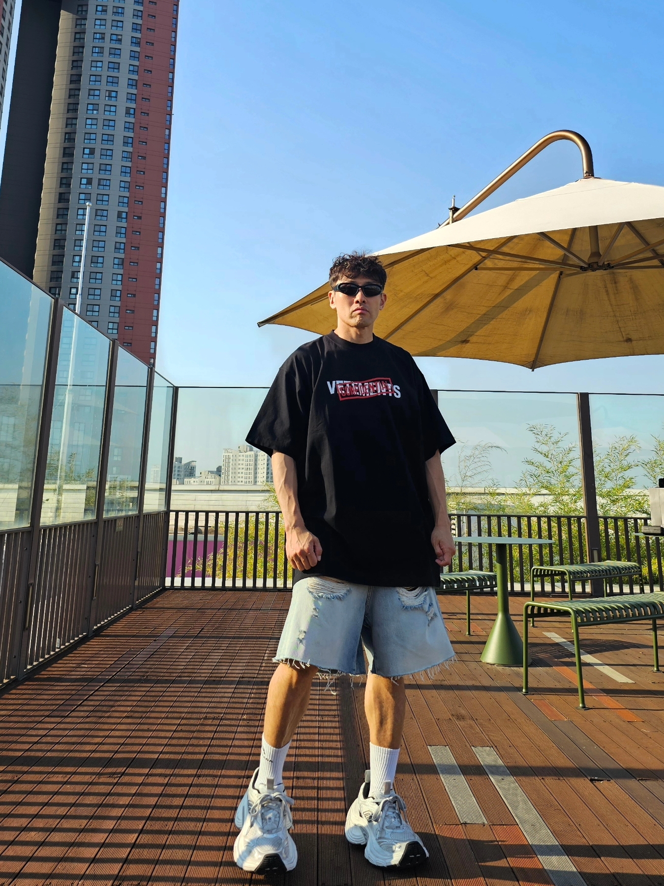 Balenciaga 10XL Sneakers White Grey Silver Black, Balenciaga Swift Oval Sunglasses Black 착용 스타일 - 4