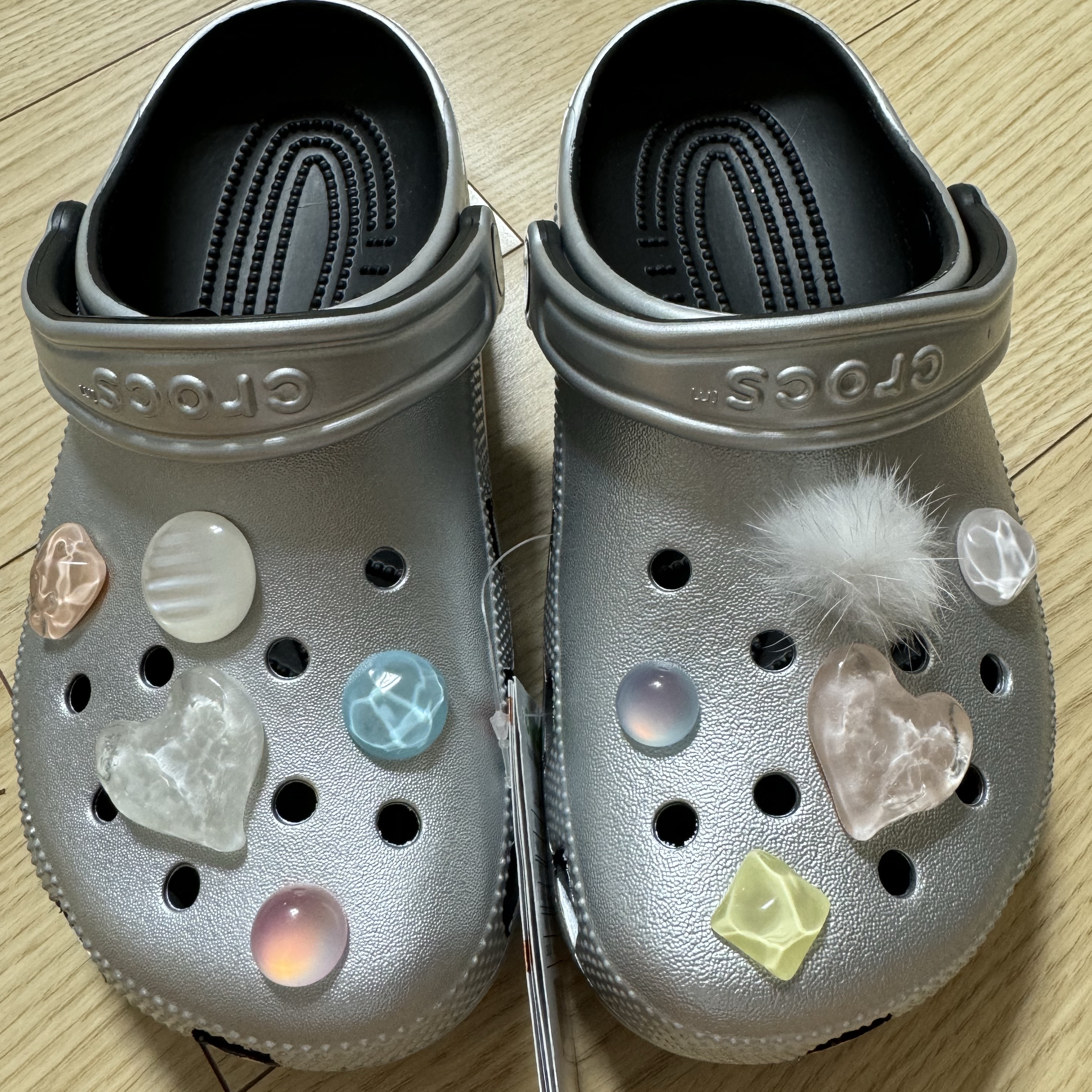 Crocs Classic Metallic Clog Silver 착용 스타일 - 1