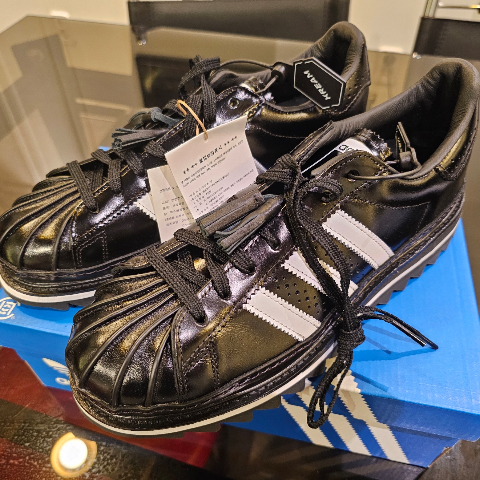 Adidas x Clot Superstar Core Black Cloud White 착용 스타일 - 1