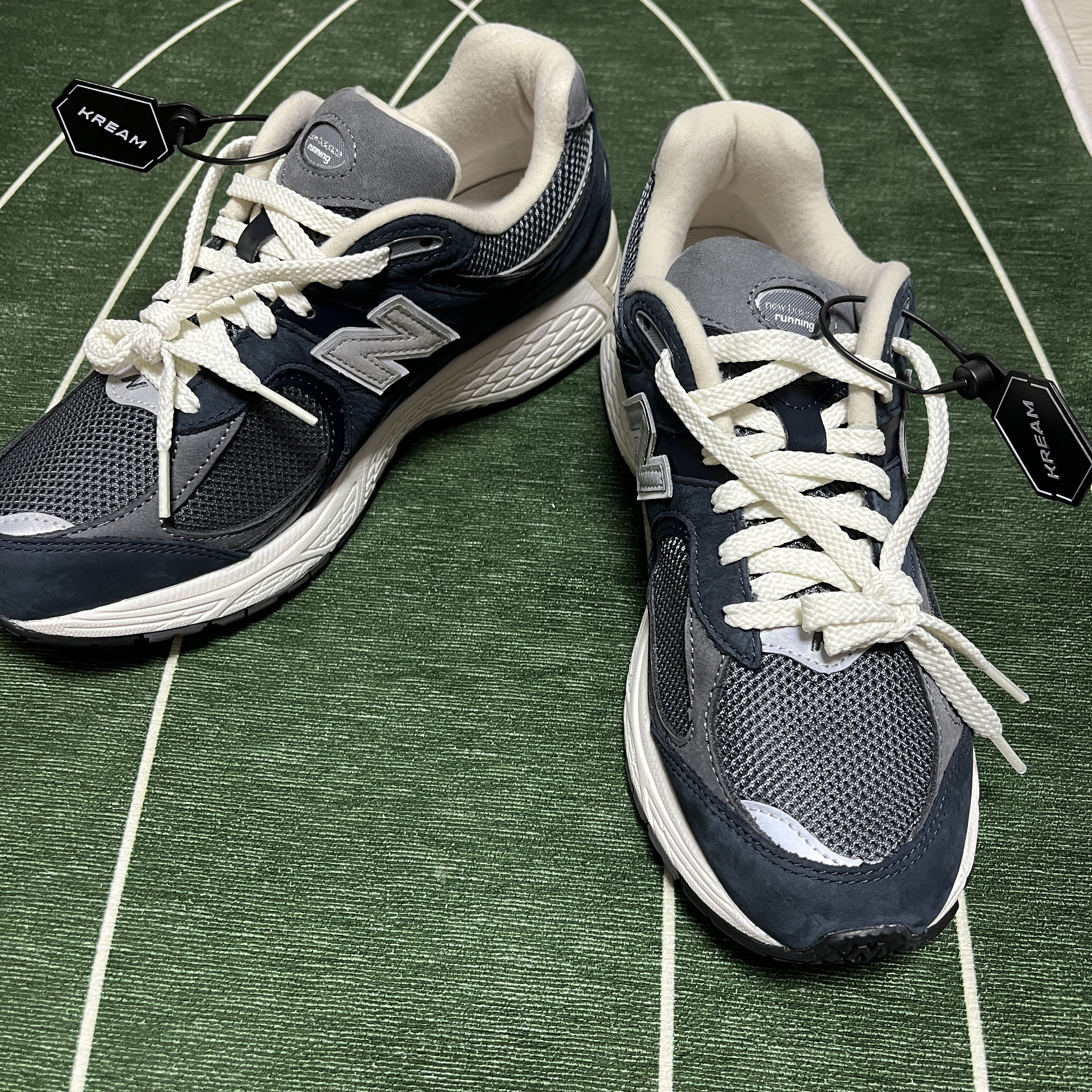 New Balance 2002R Premium Vintage Navy Grey 착용 스타일