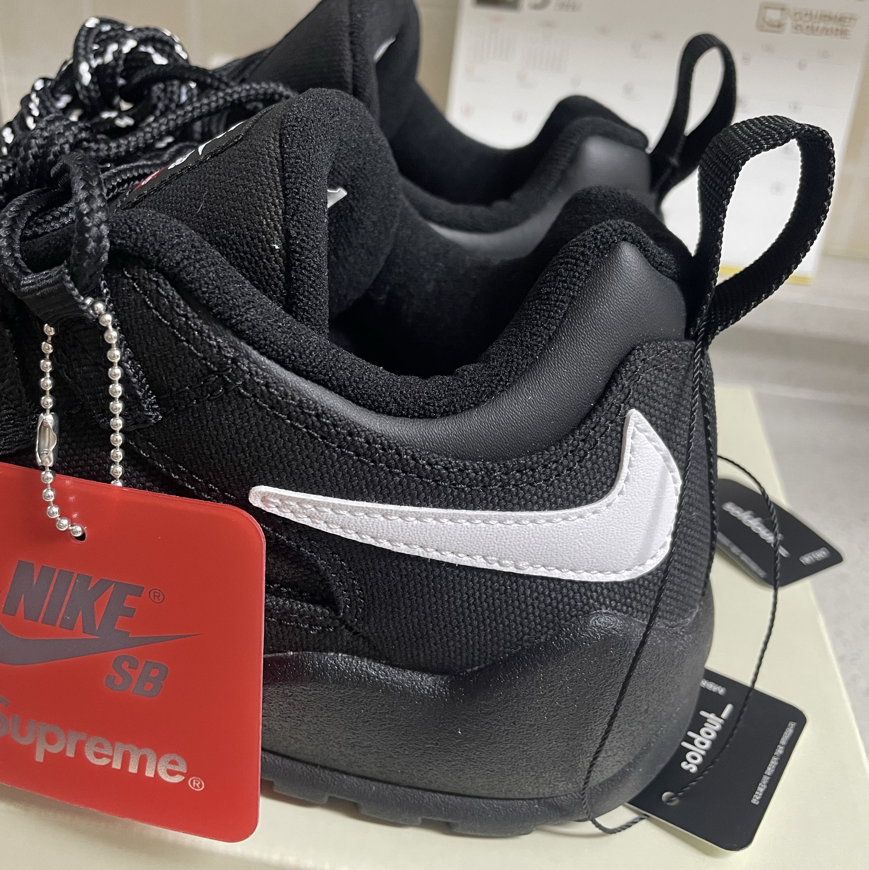 Nike x Supreme SB Darwin Low Black 착용 스타일 - 2