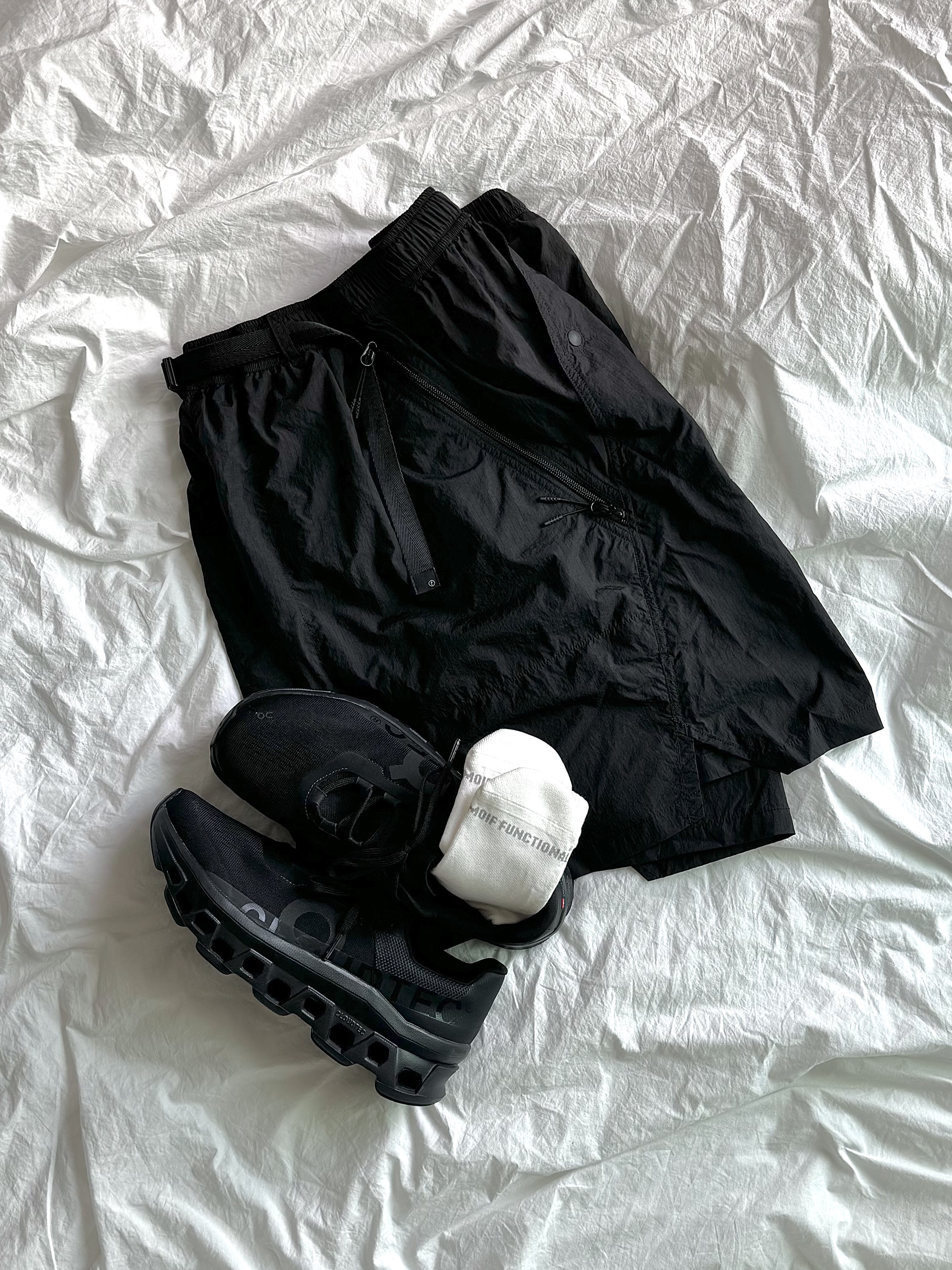 On Running Cloudmonster All Black, Supreme Crew 96 T-Shirt White - 24SS 착용 스타일 - 3