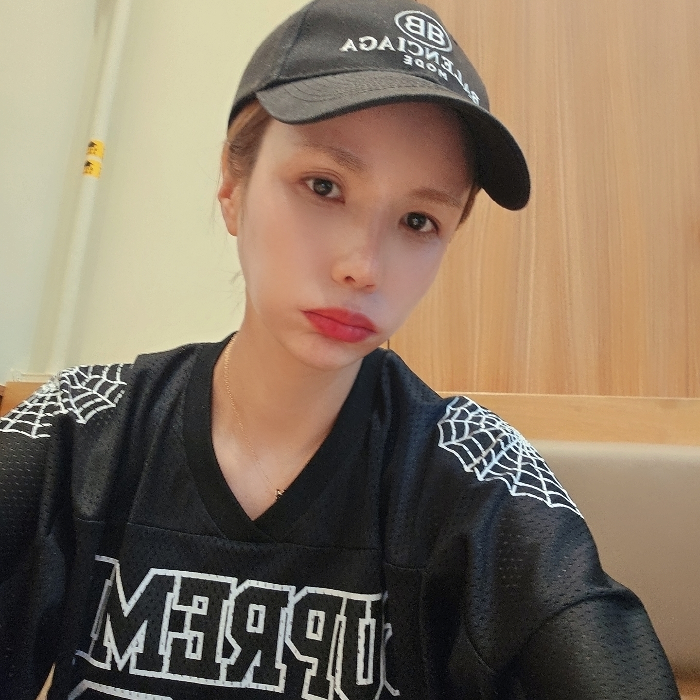 Supreme Spiderweb Football Jersey Black - 24SS, Balenciaga Be Different Cap Beige Black 착용 스타일 - 2
