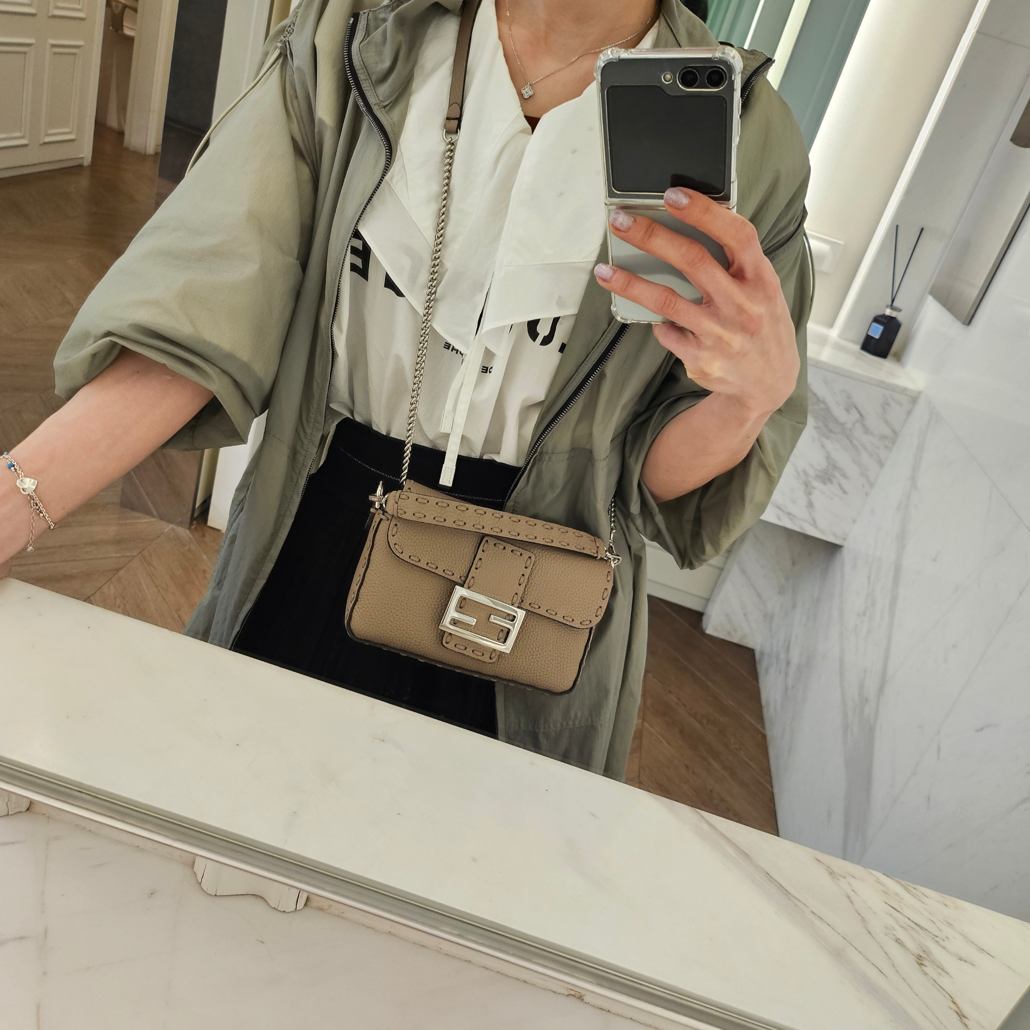 Fendi Baguette Mini Topstitching Selleria Bag Dove Grey 착용 스타일