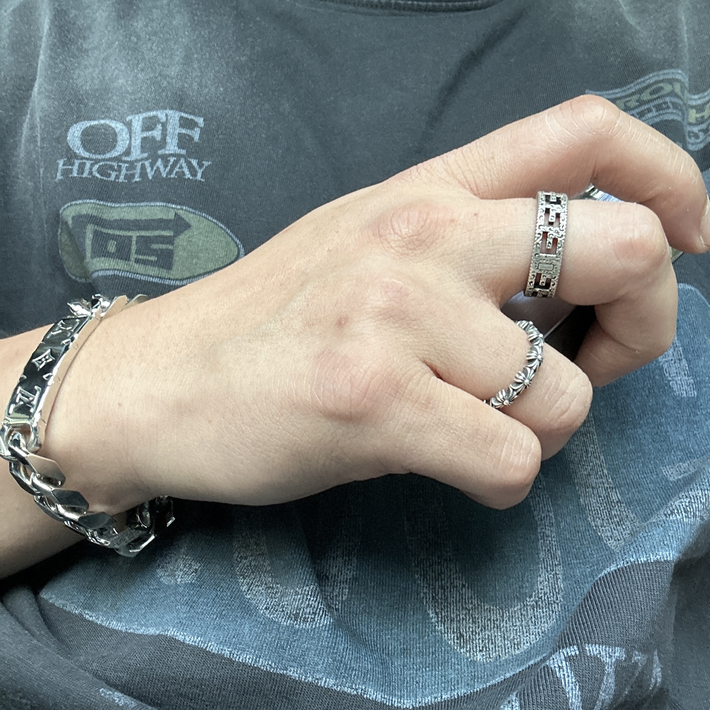 Gucci Silver Ring With SquareG Silver Aged Finish, Louis Vuitton Monogram Chain Bracelet Palladium 착용 스타일