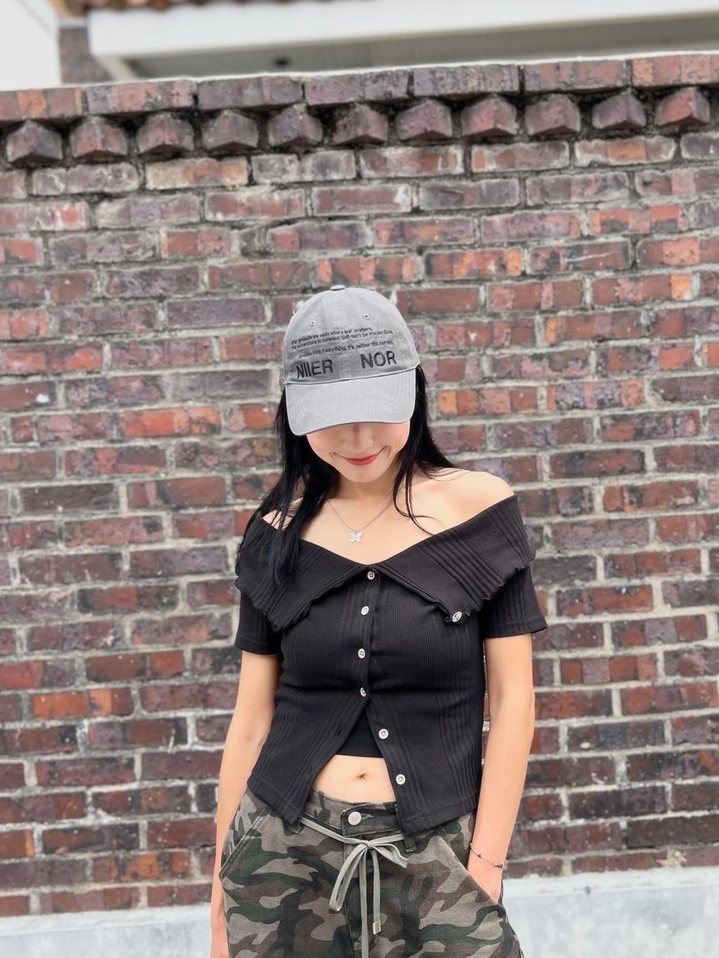 NIIER NOR Cap Charcoal, NIIER NOR Ribbed Off Shoulder Cardigan Bone 착용 스타일