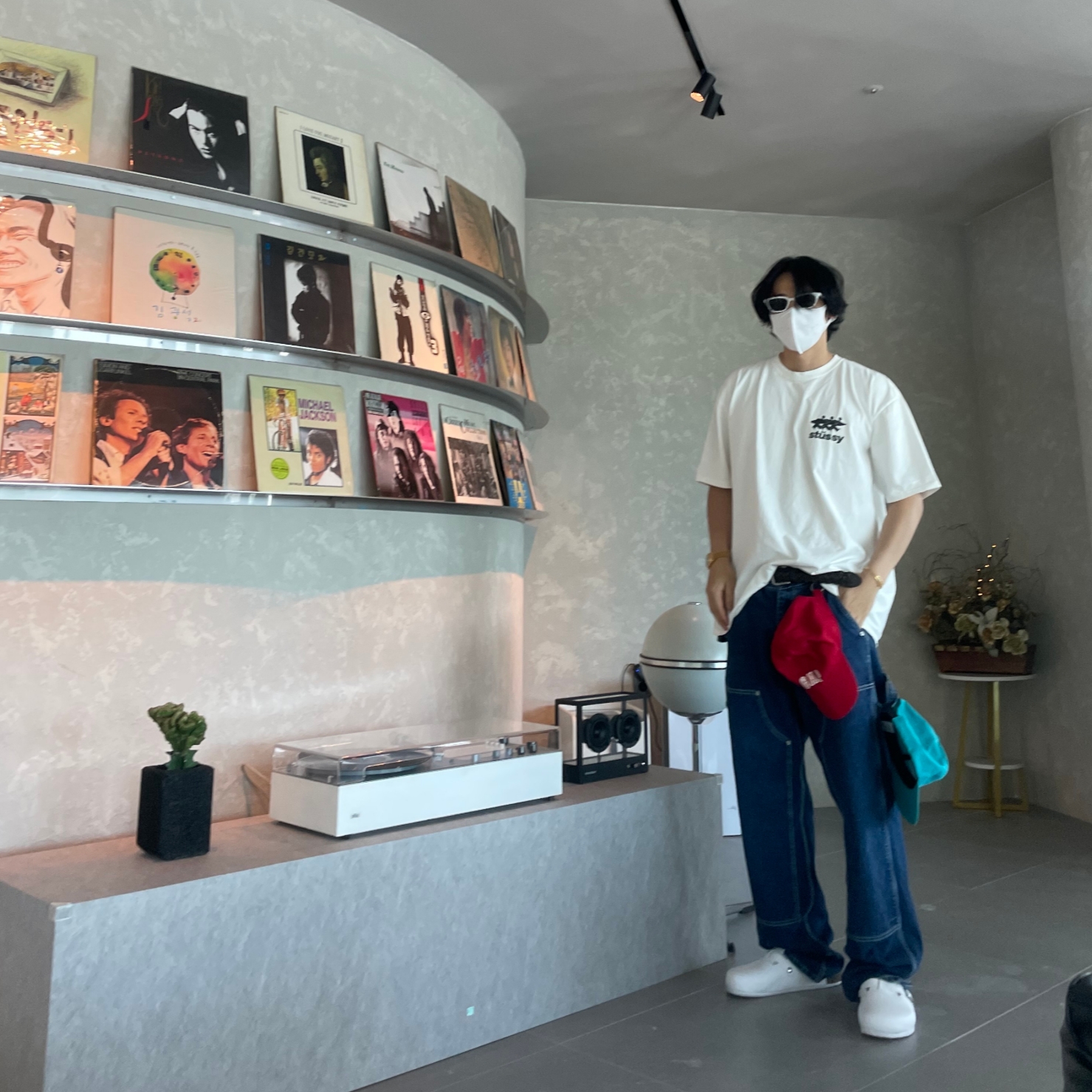 Stussy Surfwalk Pigment Dyed T-Shirt Natural, Birkenstock Boston Suede Leather Antique White - Regular 착용 스타일
