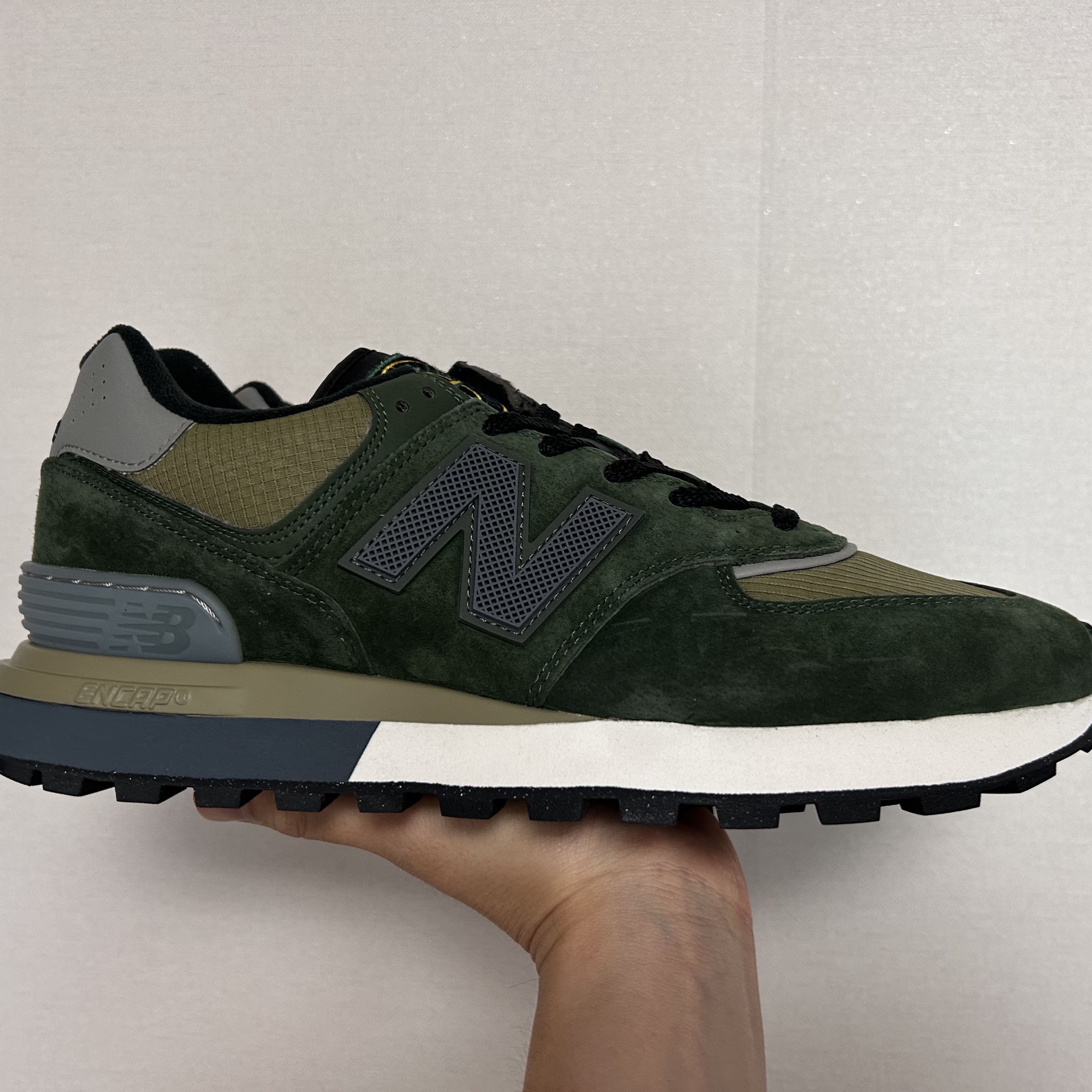 New Balance x Stone Island 574 Legacy Dark Green 착용 스타일 - 1