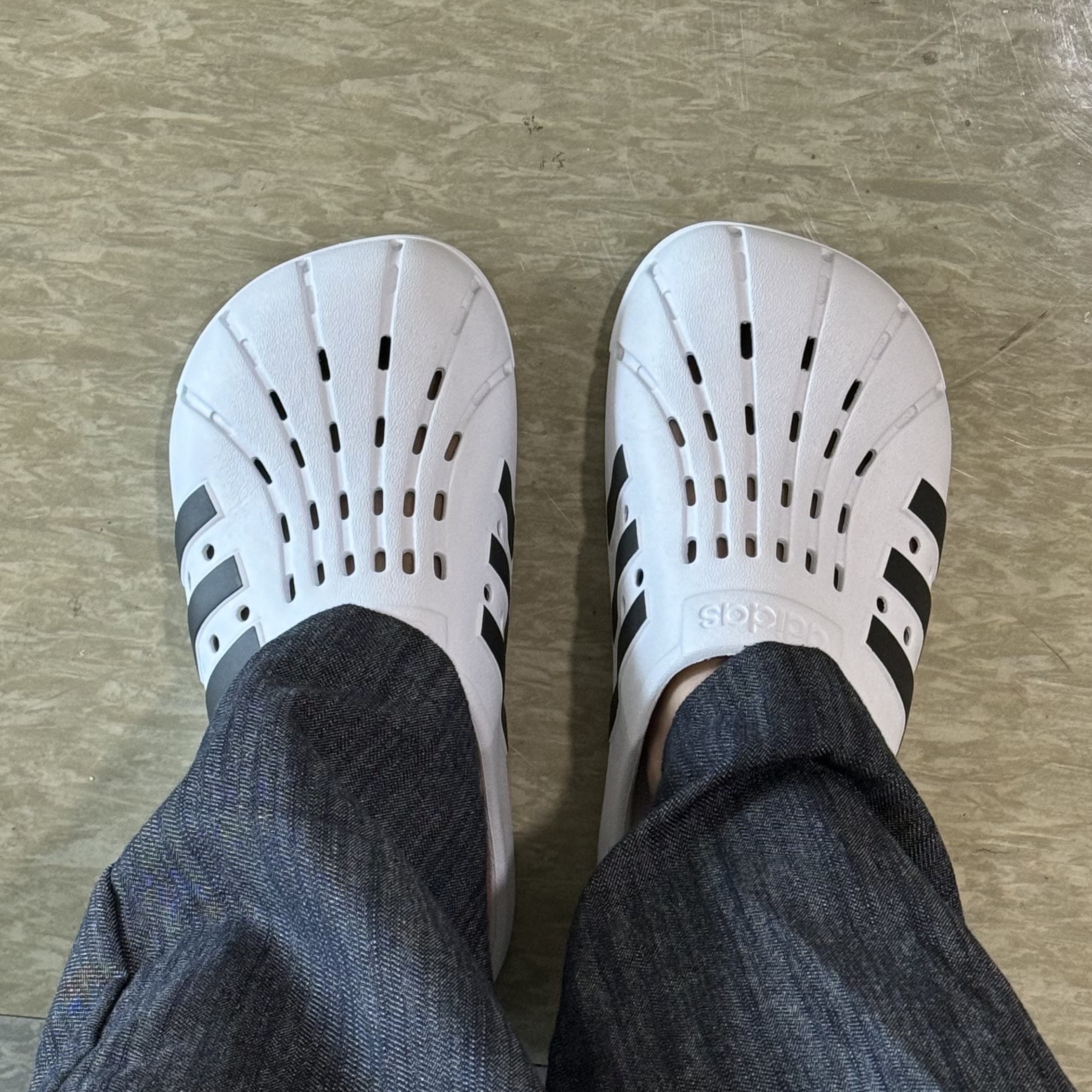 Adidas Adilette Clog White Black 착용 스타일