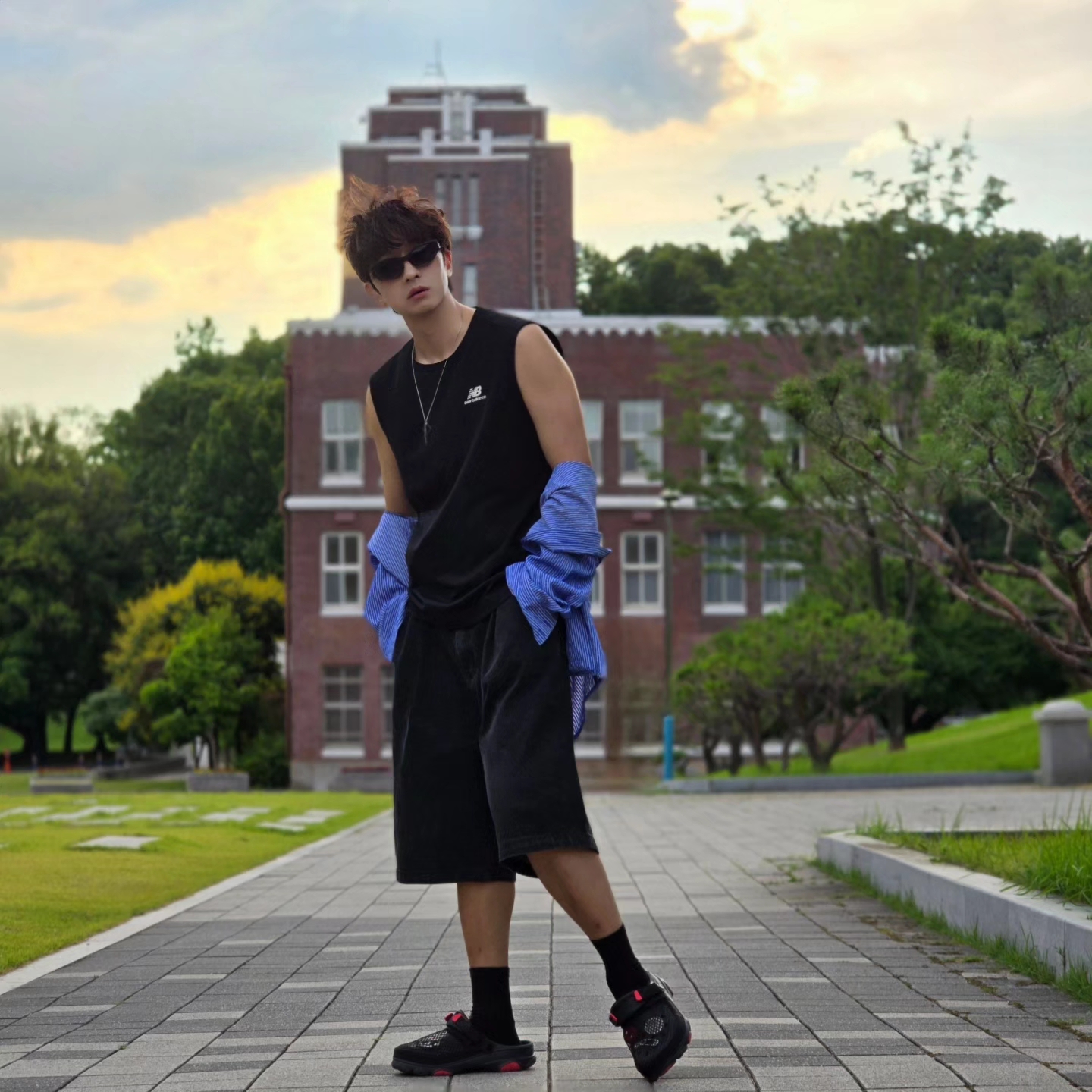 Crocs x Staple Classic All Terrain Clog Black 착용 스타일 - 1
