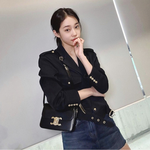 Celine Besace Clea in Shiny Calfskin Safari, Celine Teen Triomphe Bag in Shiny Calfskin Pebble 착용 스타일 - 2