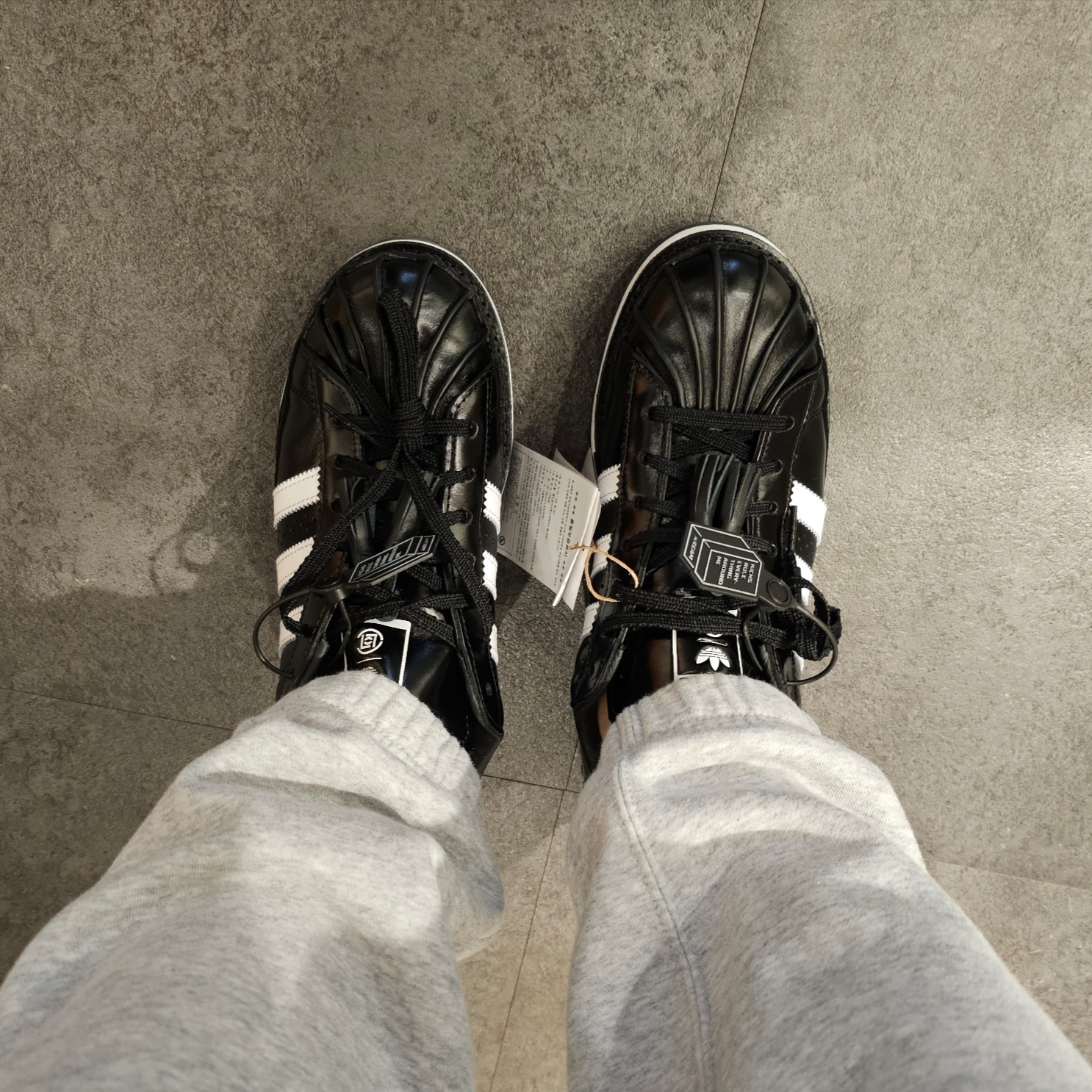 Adidas x Clot Superstar Core Black Cloud White 착용 스타일 - 2