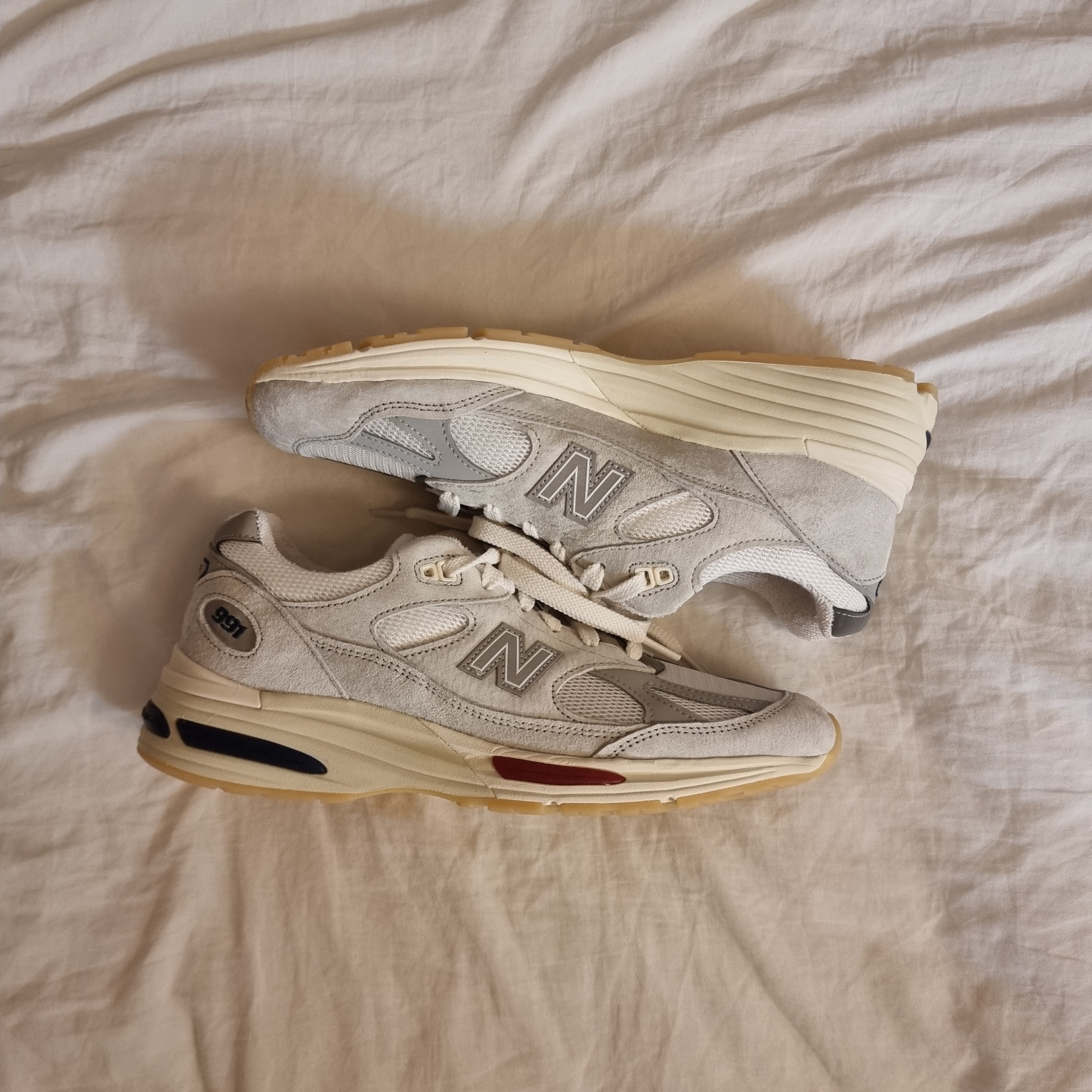 New Balance 991v2 Made in UK Off White Blanc De Blanc 착용 스타일 - 2