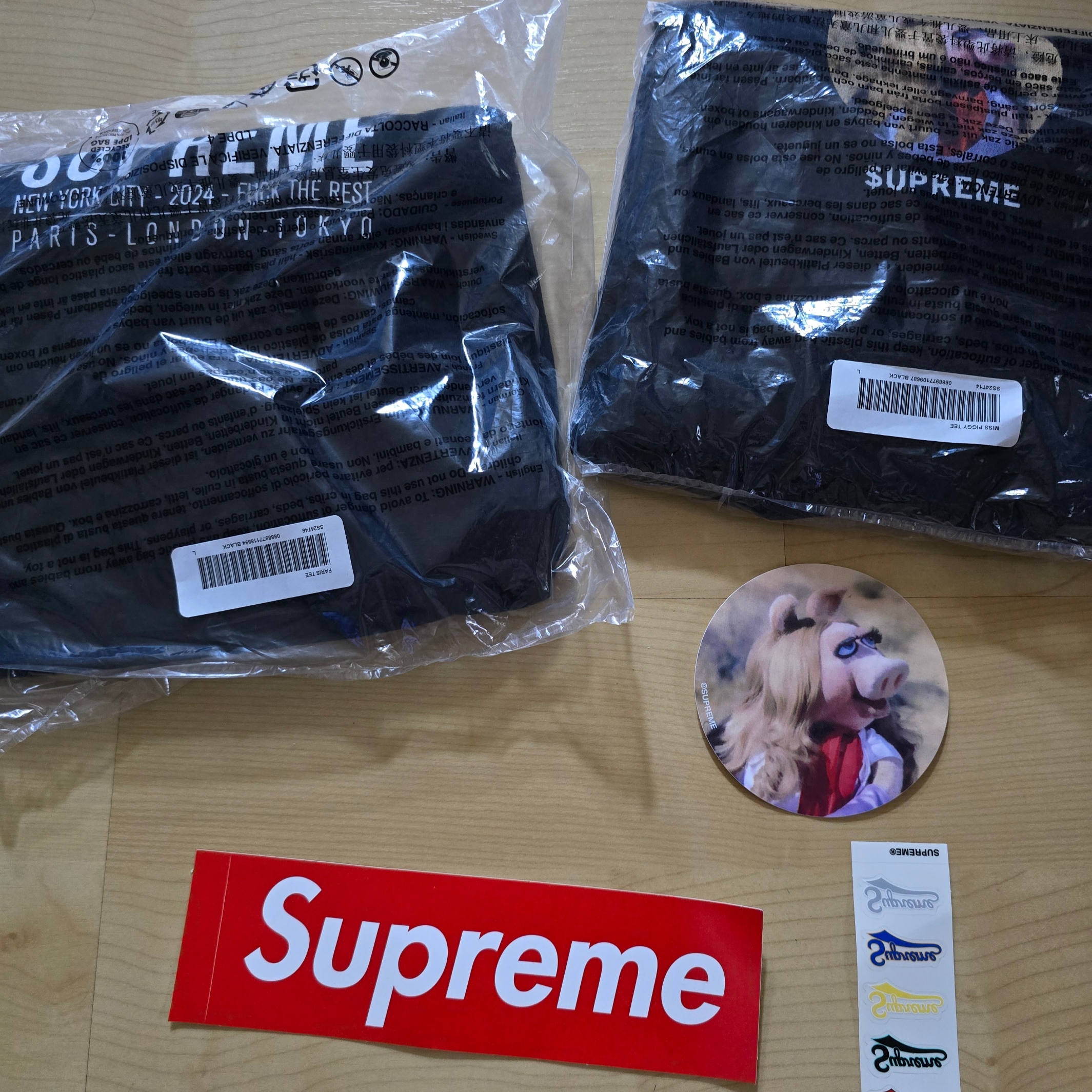 Supreme Paris T-Shirt Black - 24SS, Supreme Miss Piggy T-Shirt Black - 24SS 착용 스타일