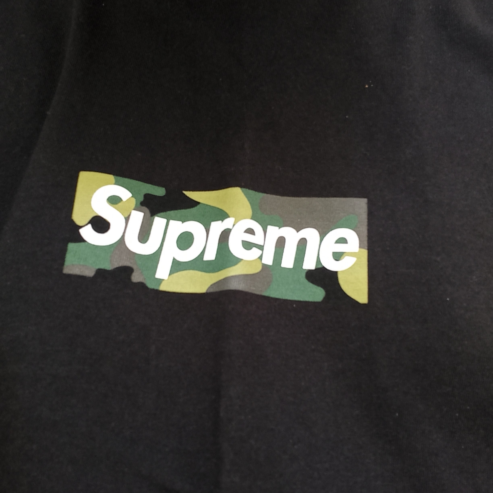 Supreme Box Logo T-Shirt Black - 23FW, Needles Track Pants Poly Smooth Olive 착용 스타일 - 3