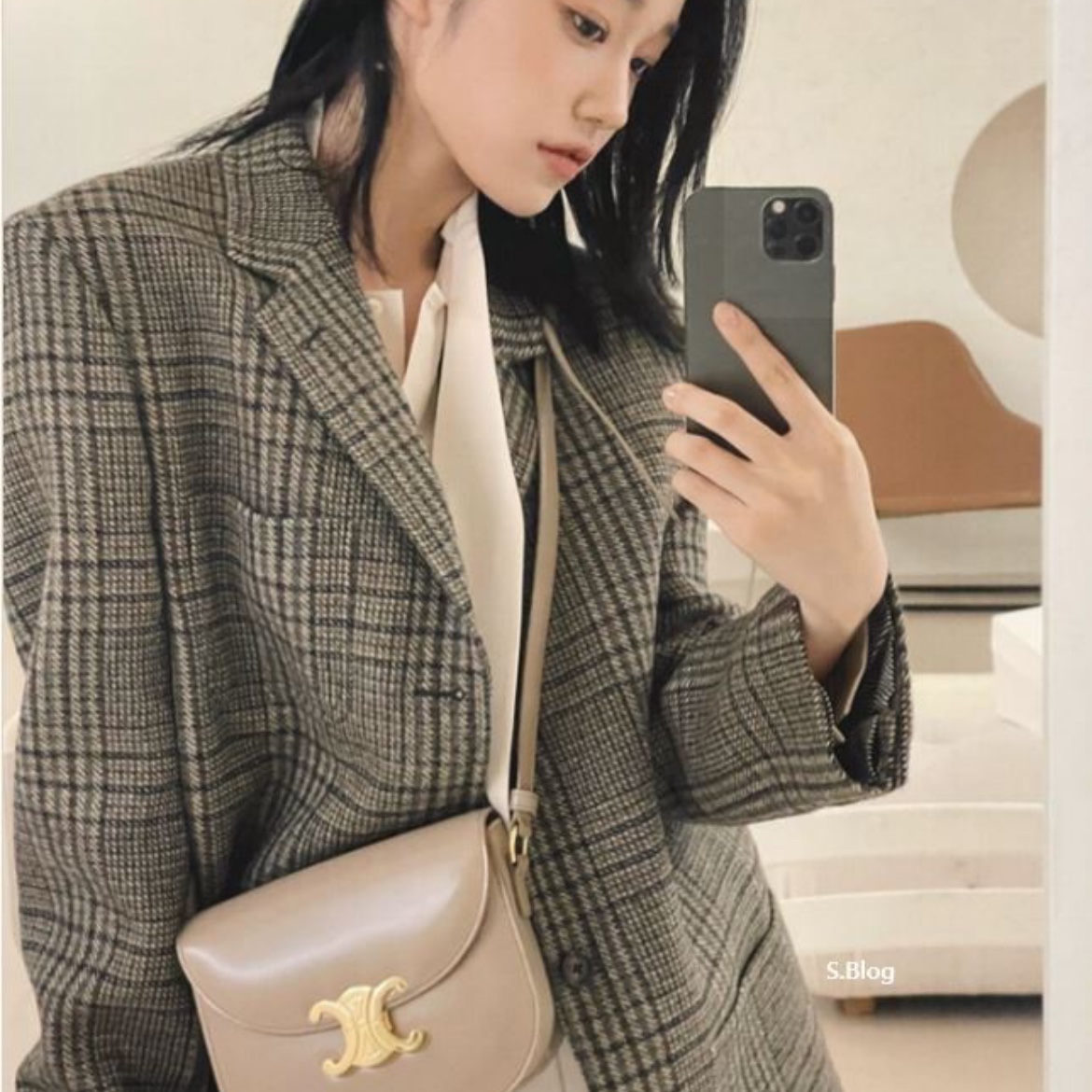 Celine Besace Clea in Shiny Calfskin Safari, Celine Teen Triomphe Bag in Shiny Calfskin Pebble 착용 스타일 - 1